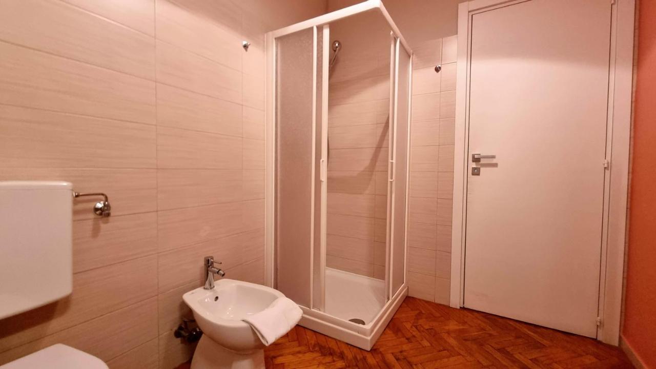 Comfort Triple Room Shower
