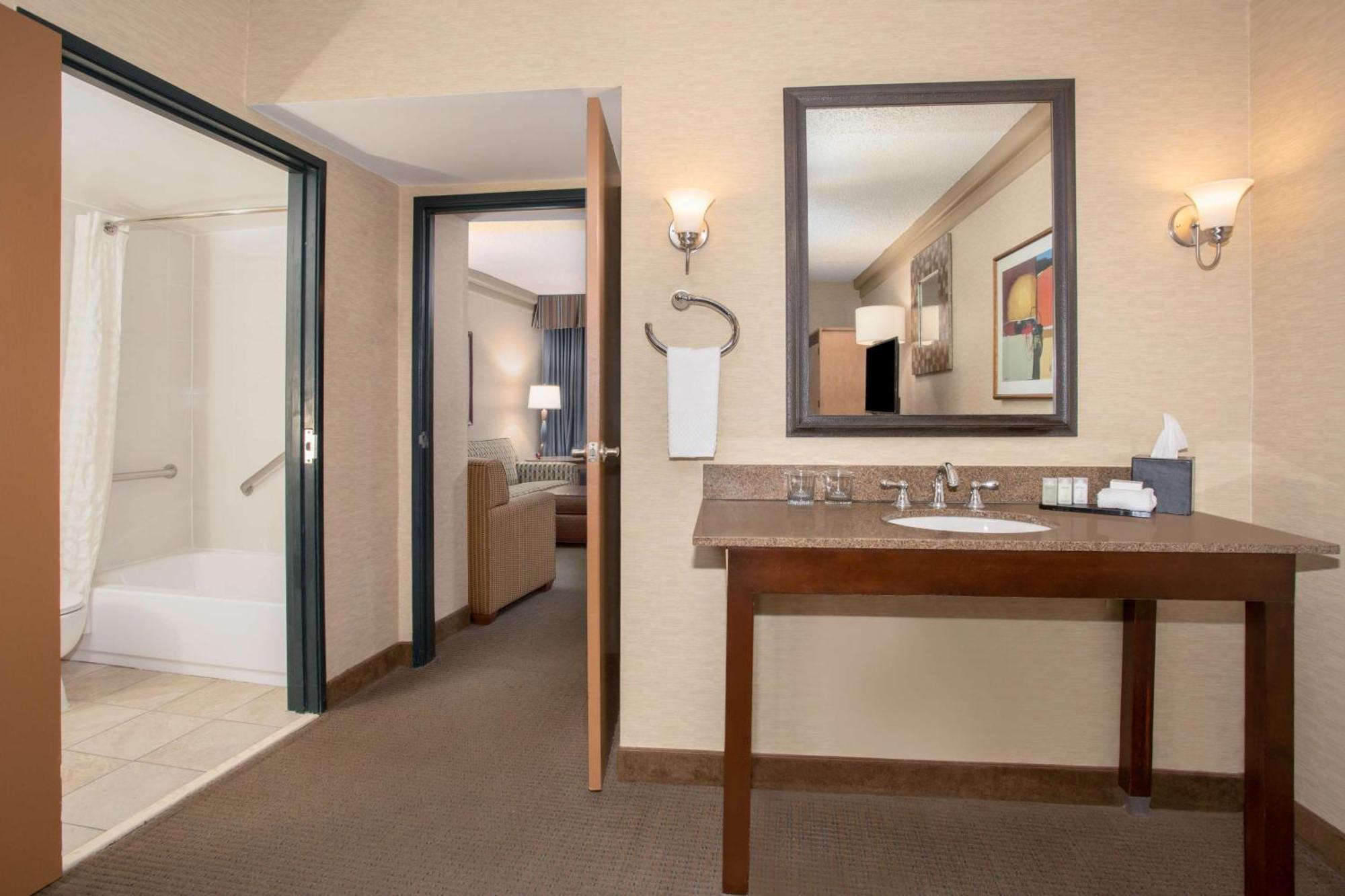 One-Bedroom King Suite Mobility Accessible Tub