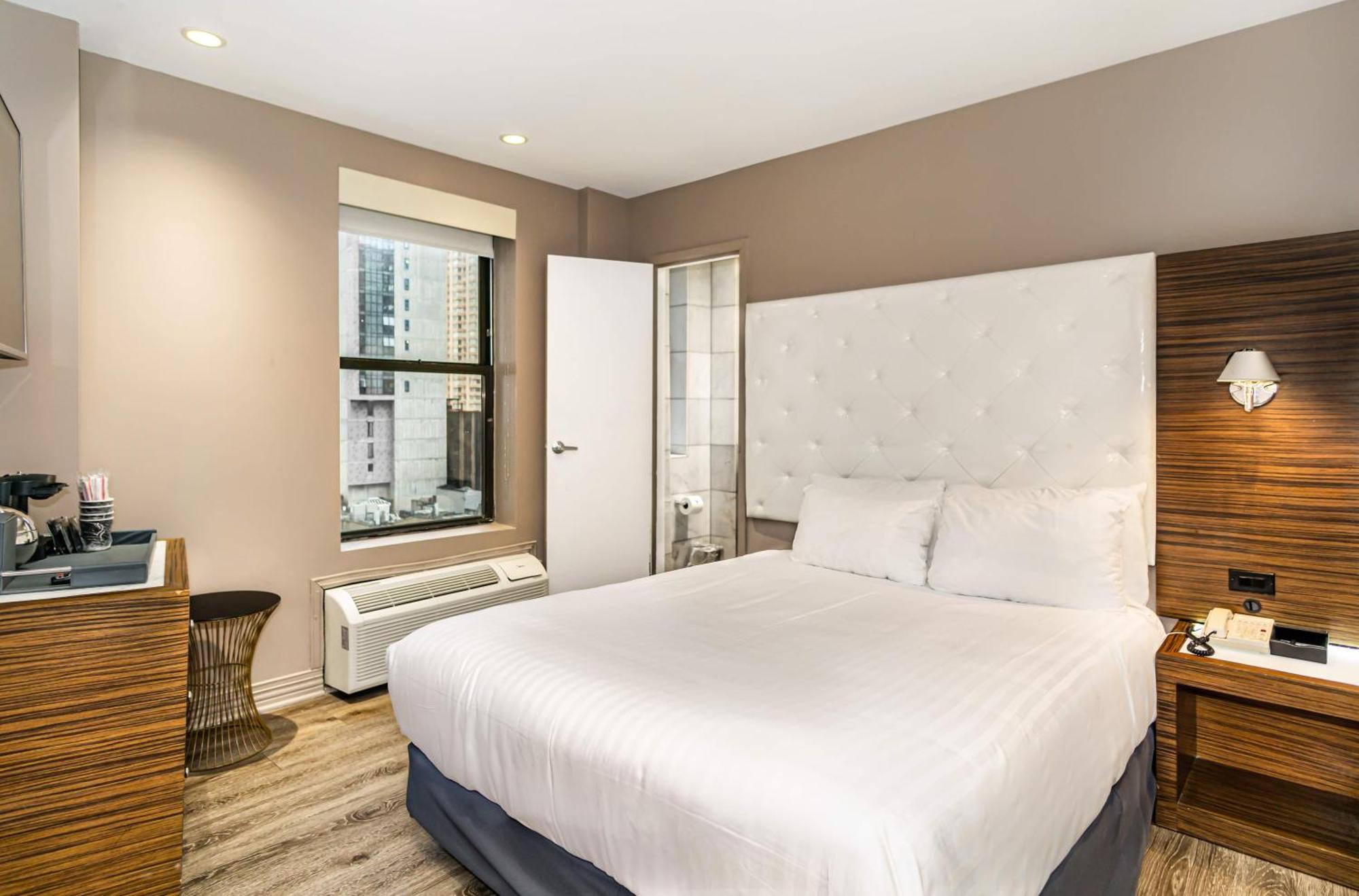 Deluxe Queen Room