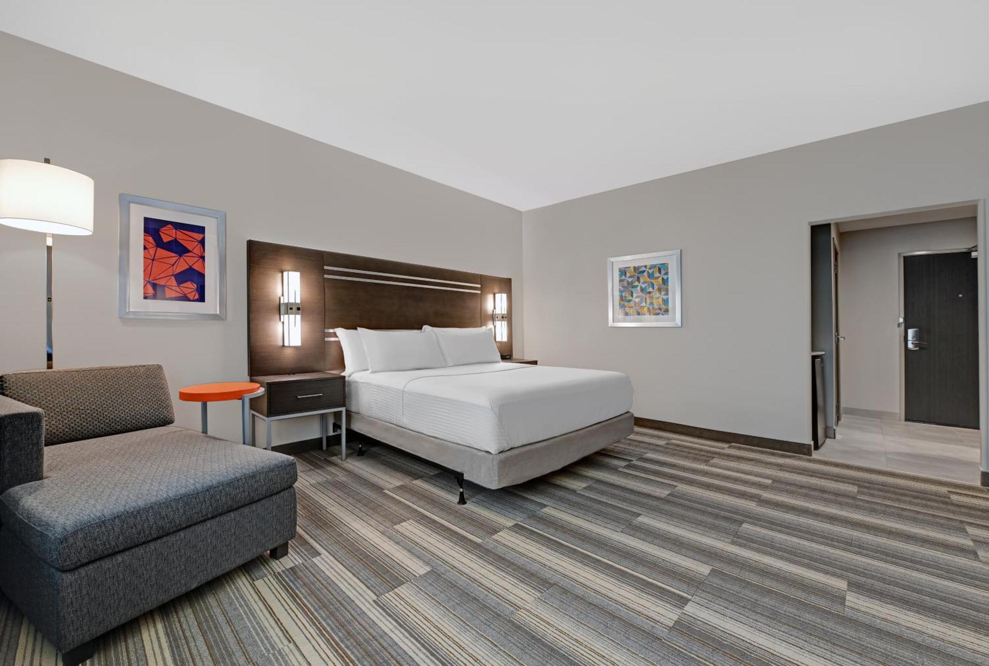 Standard King Room with Roll-In Shower - Mobility Access,1448870275:JPEG
