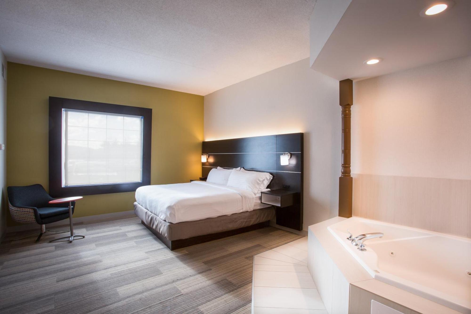 One-Bedroom King Suite Spa Bath