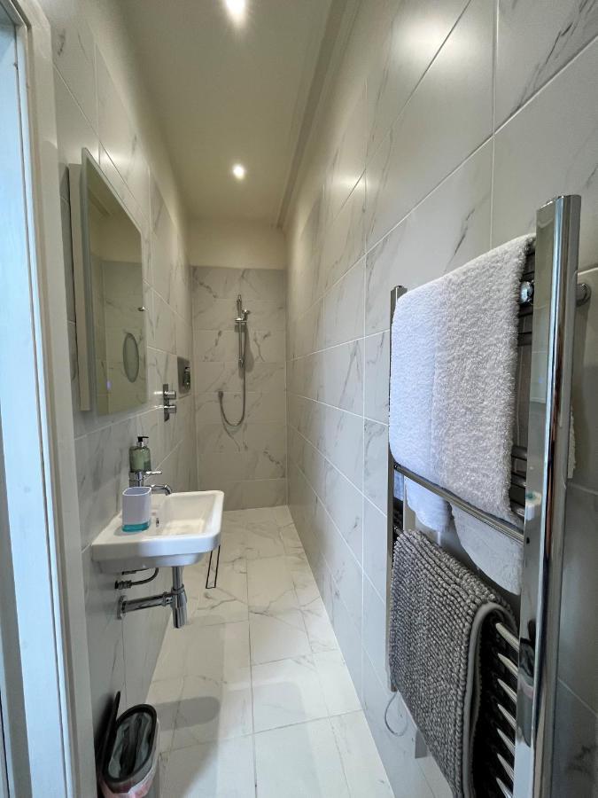 Deluxe Double Room Shower