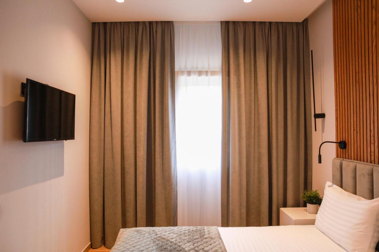 Deluxe Double Room Shower