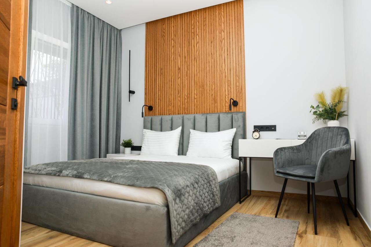 Deluxe Double Room Shower