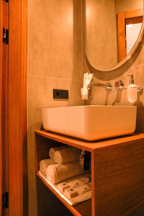 Deluxe Double Room Shower