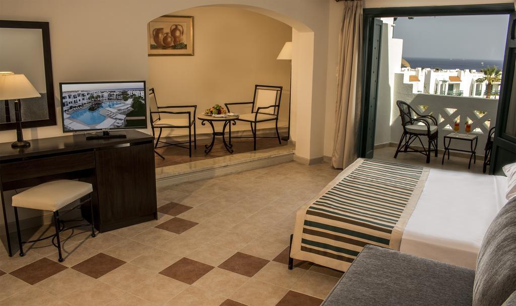 Camera Familiare Superior con Letto Queen-Size o 2 Letti Singoli - Vista Piscina