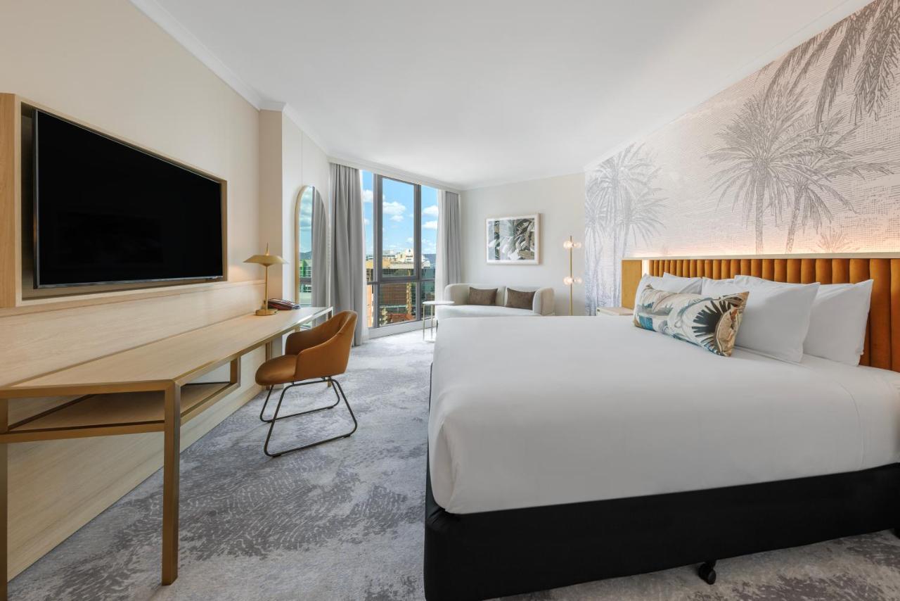 Amora Kamer met kingsize bed en uitzicht op de stad