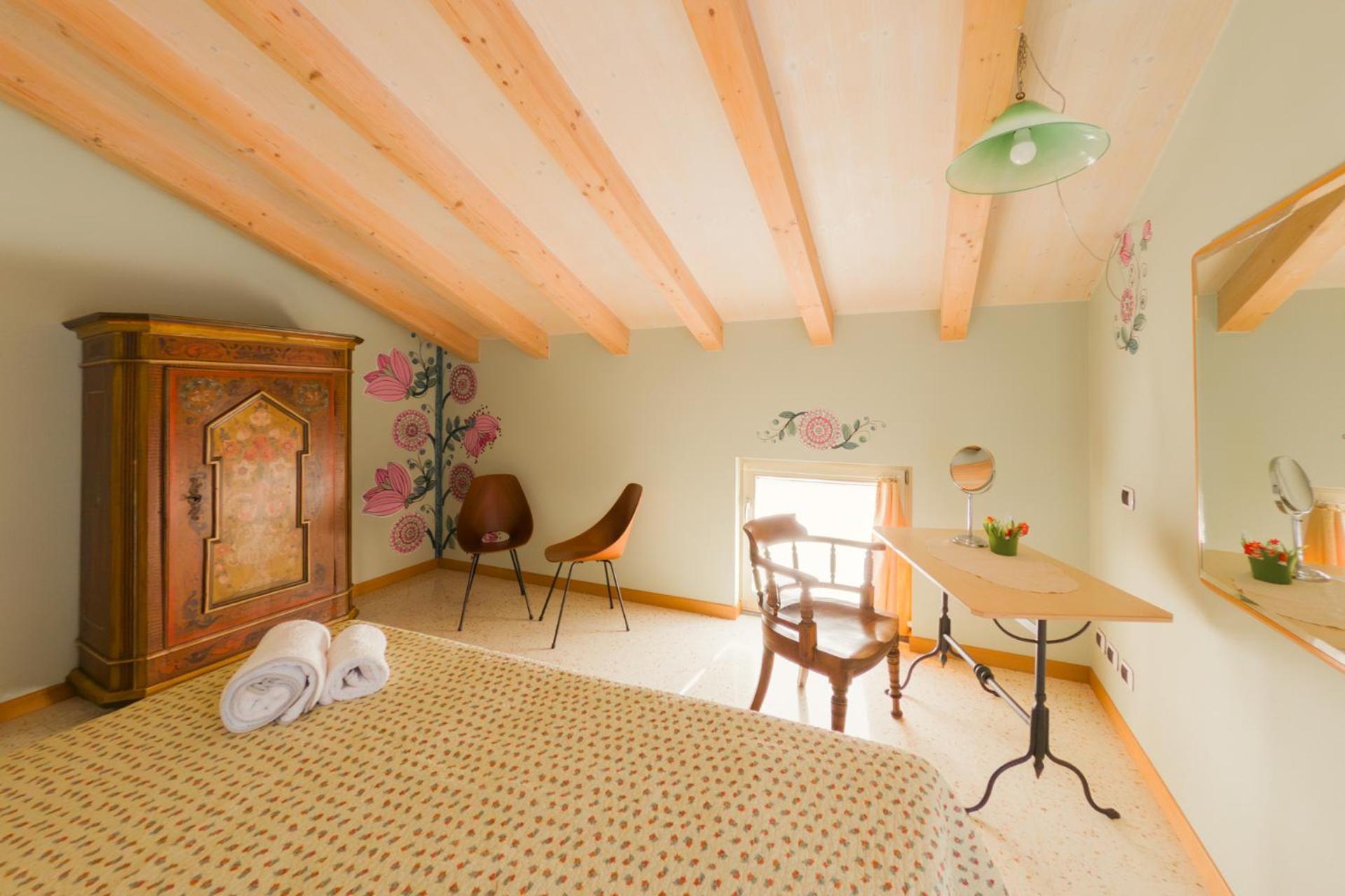 Quarto com 2 Camas de Solteiro e Banheiro Compartilhado