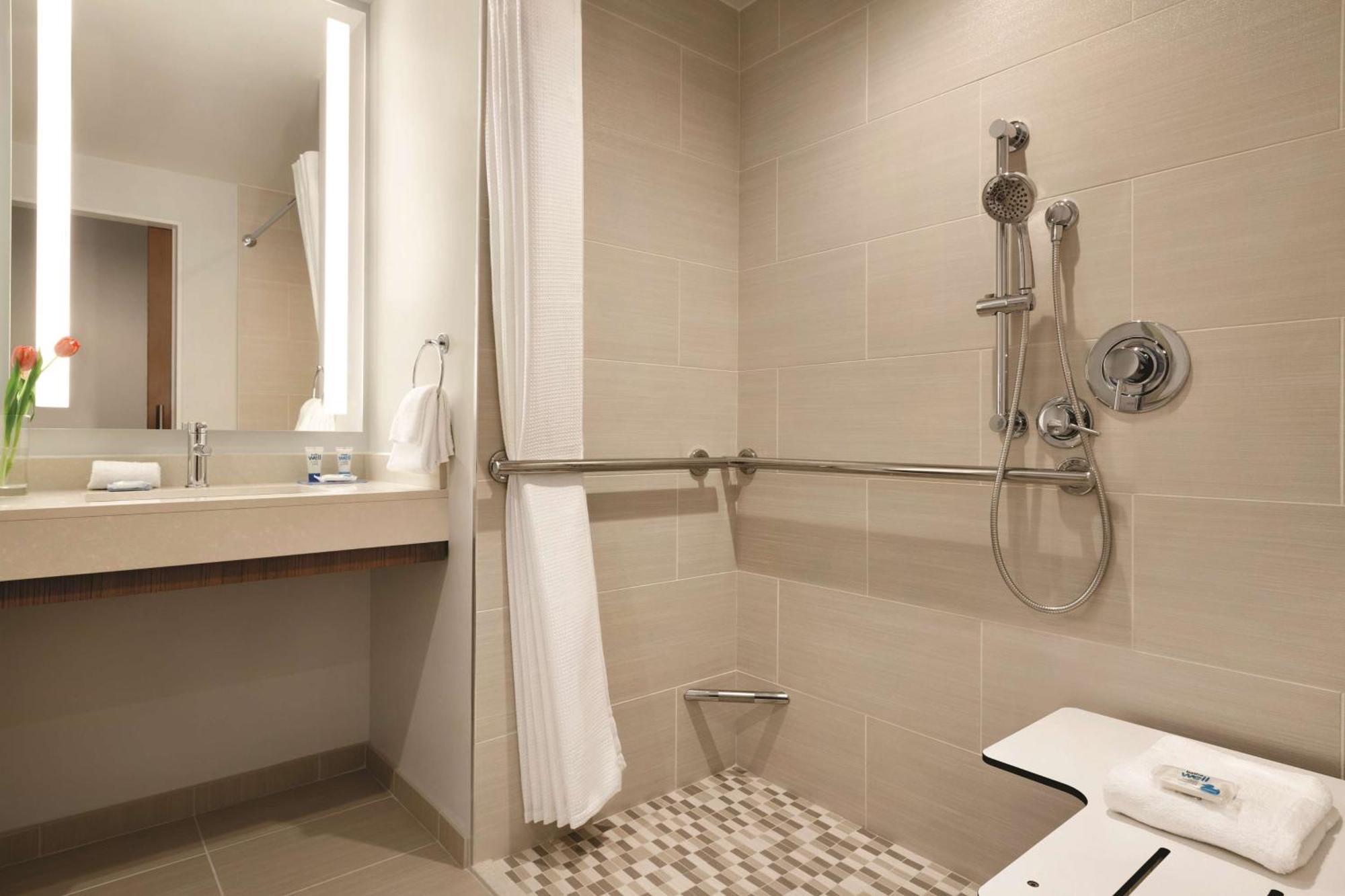 Oceanfront King Studio Suite Sofa Bed Roll Shower Disability Access