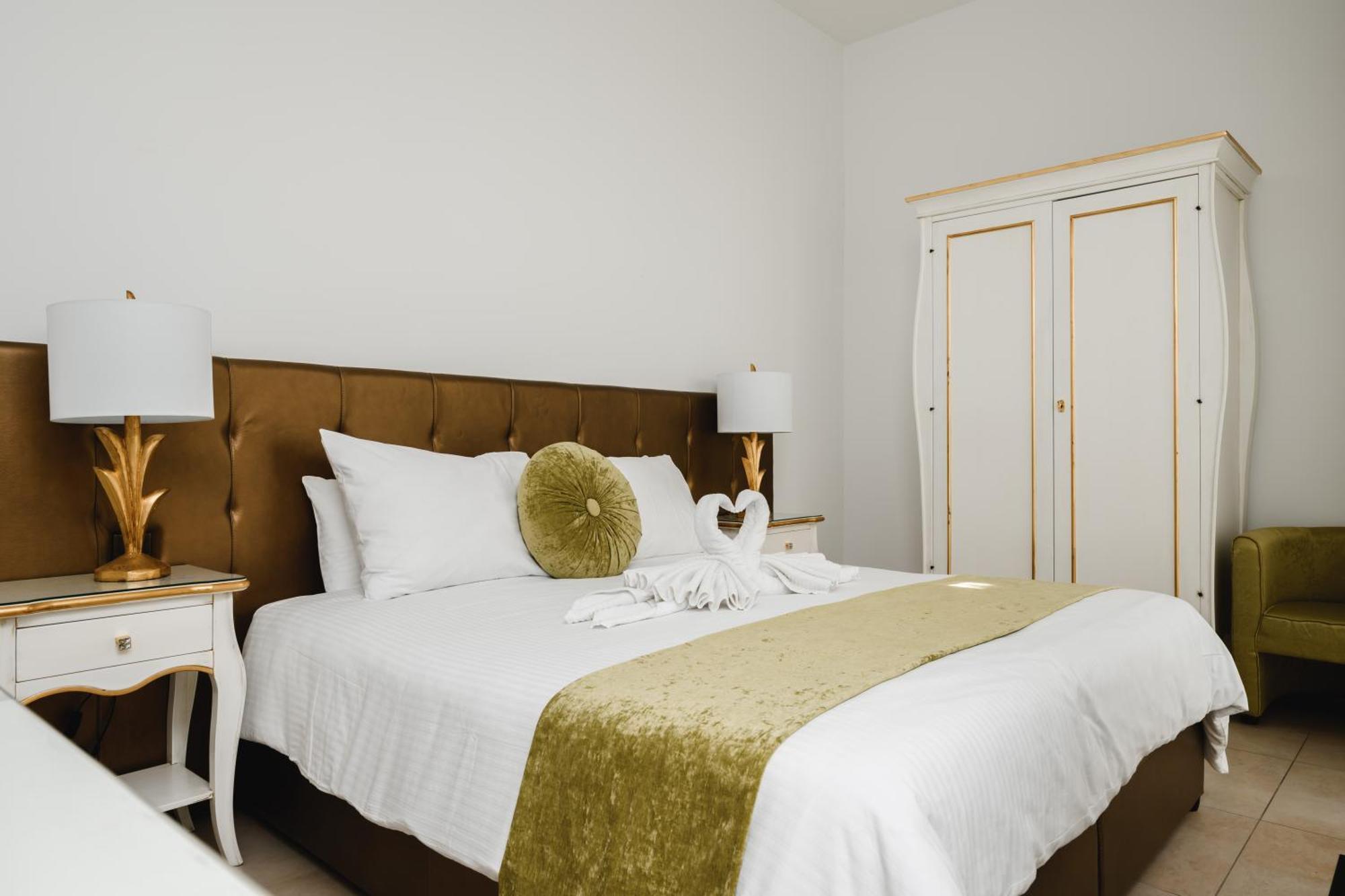 Double Room,1504882435:JPEG