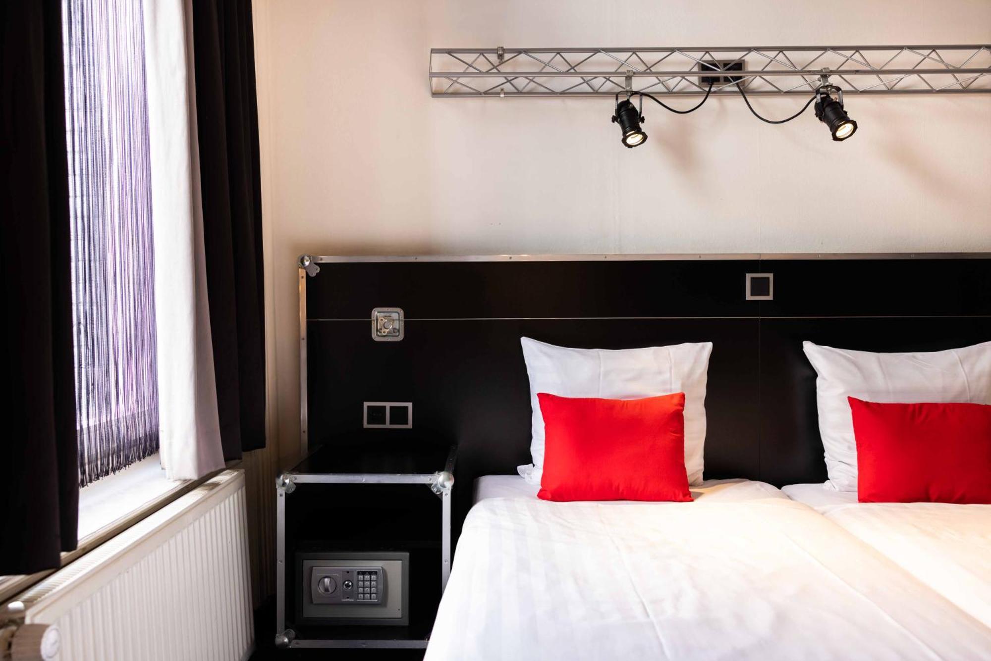 Quarto Duplo ou Twin Básico com Casa de Banho Partilhada