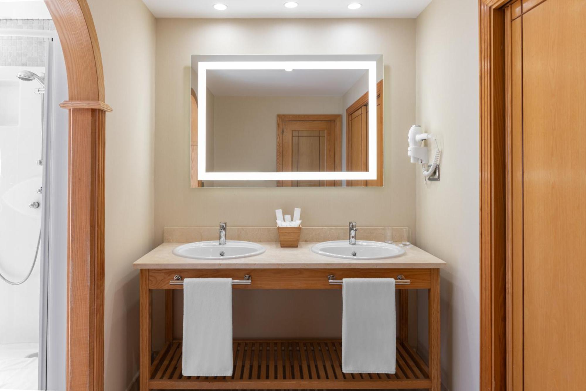 Suite Júnior com Vista Mar (2 Adultos + 2 Crianças)