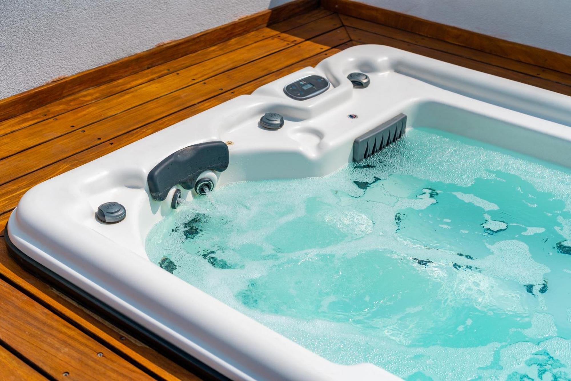 Executive Three-Bedroom Penthouse Sea view & Jacuzzi,1590598358:JPEG