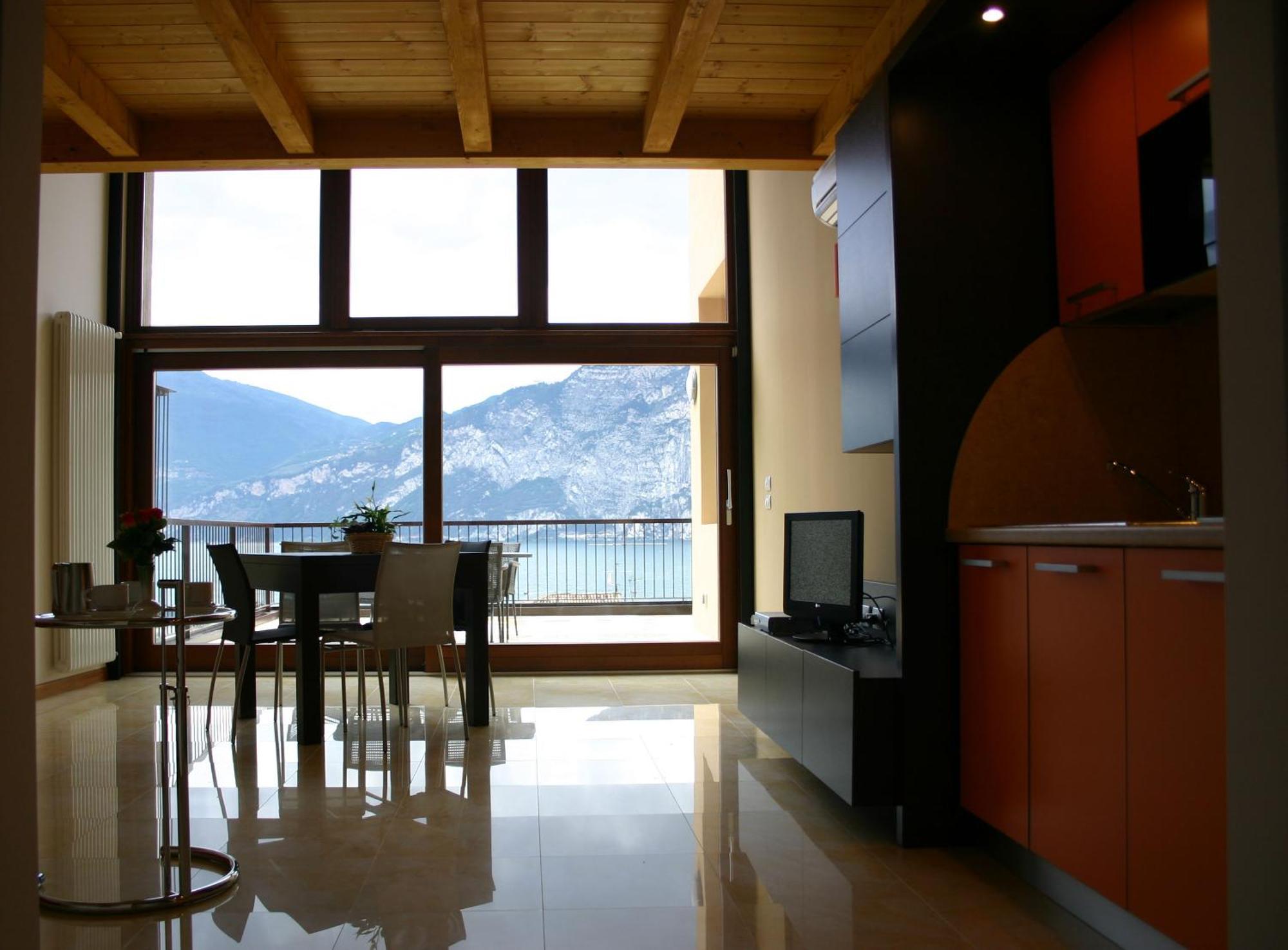Apartment with Lake View,1531206226:JPEG
