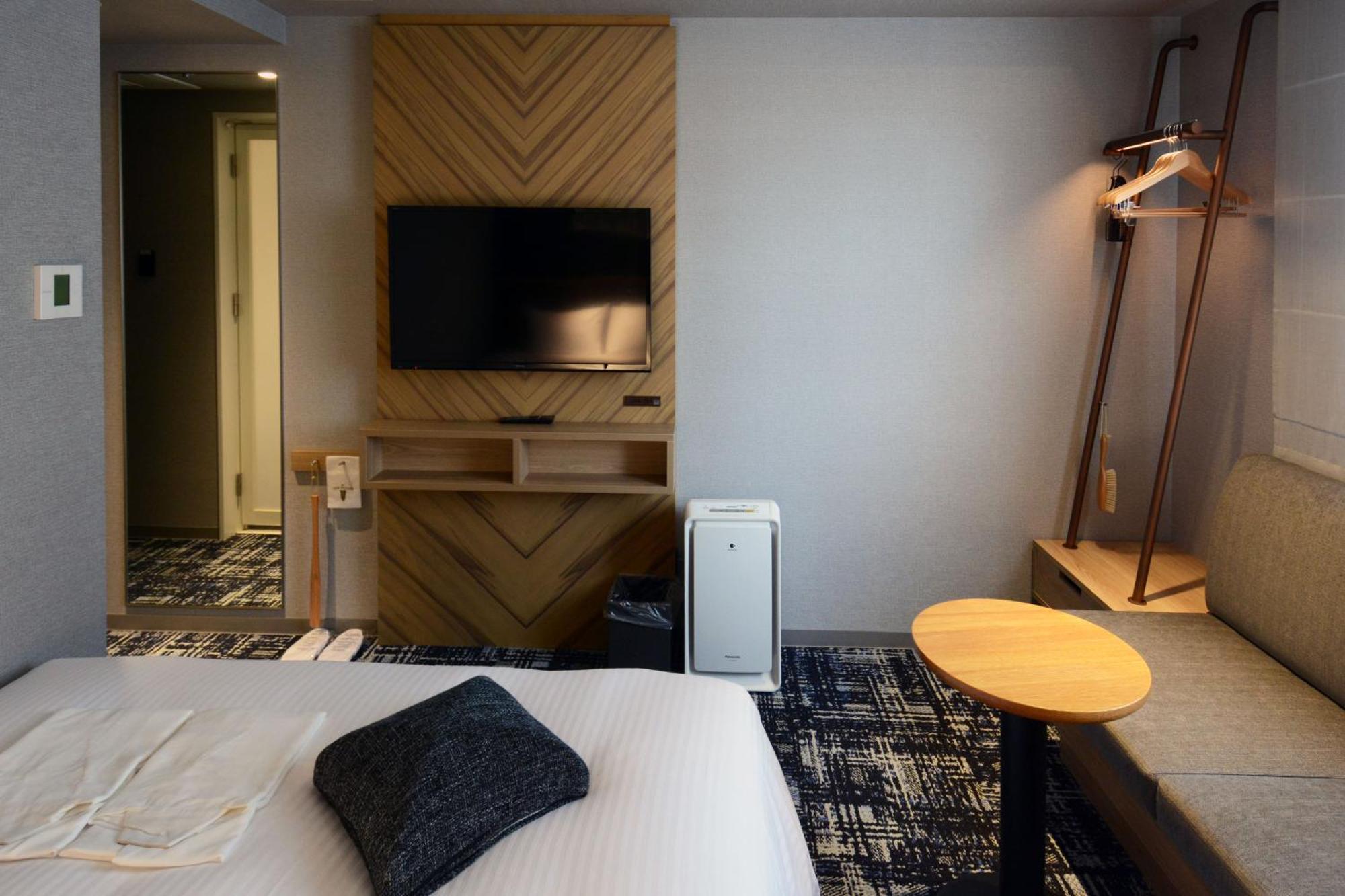 Standaardkamer met een Queensize Bed en een Bank