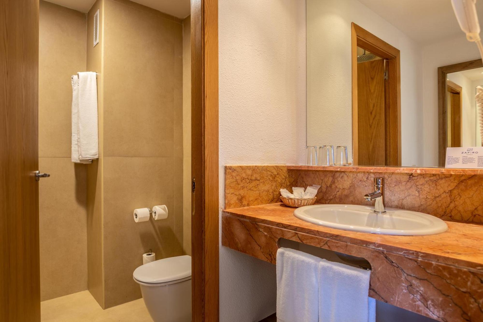 One Bedroom Swim Up Suite