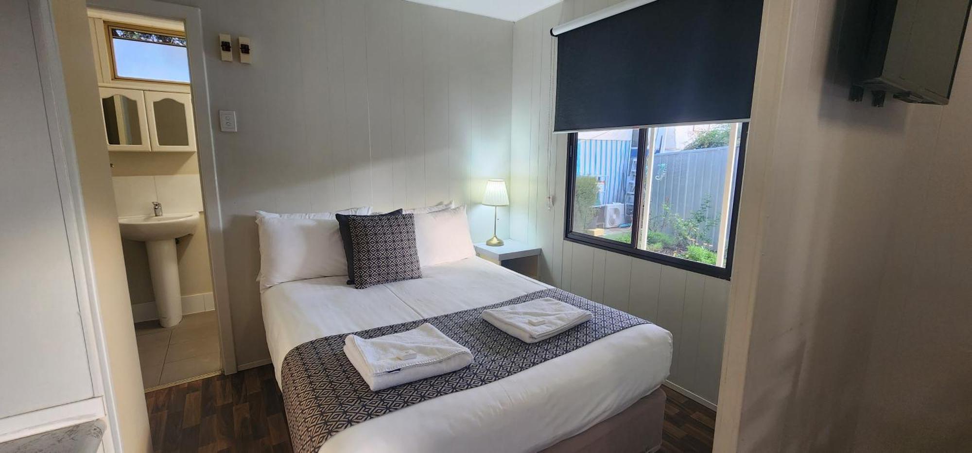 Budget Cabin Pet Friendly Sleeps 4