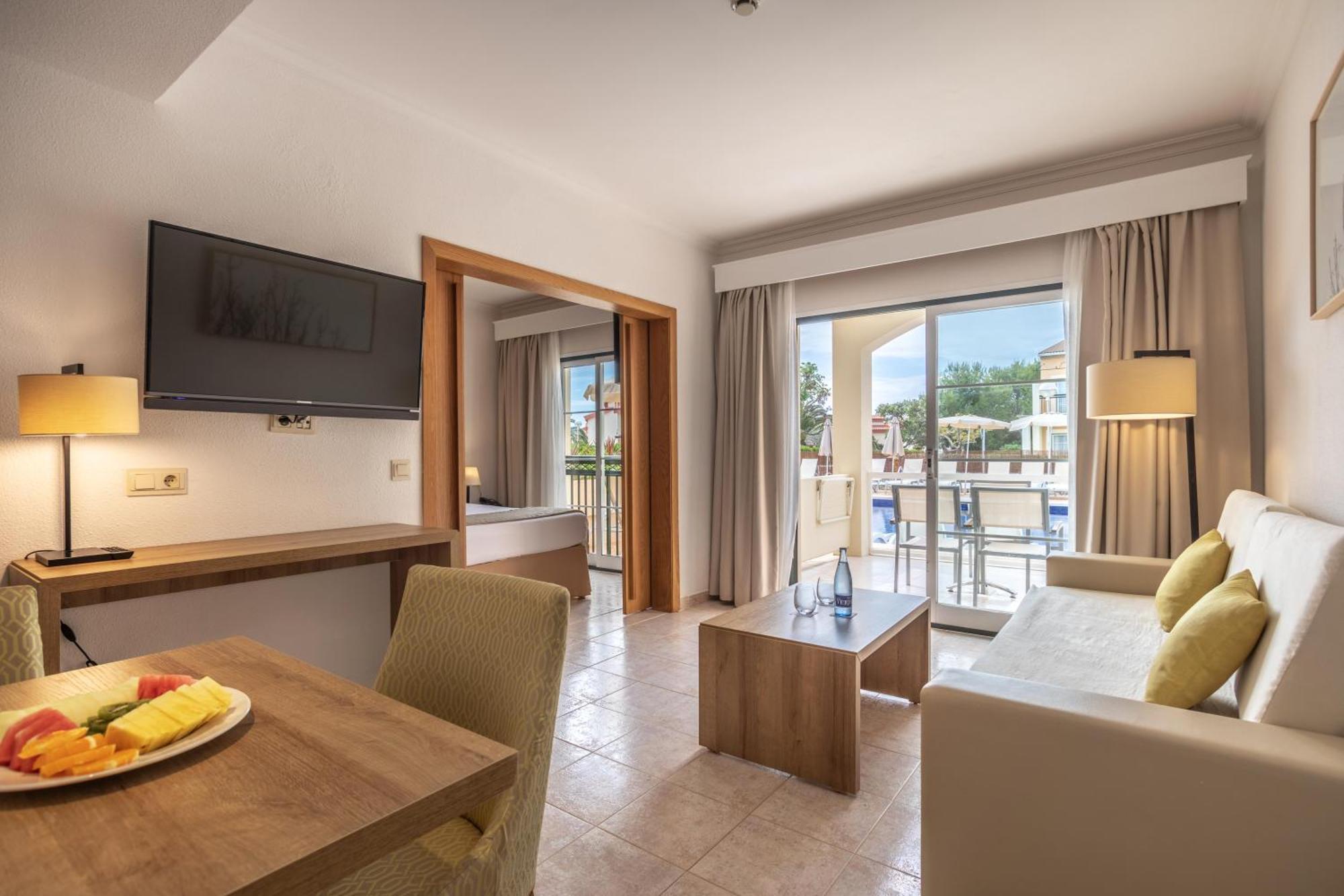 One Bedroom Swim Up Suite