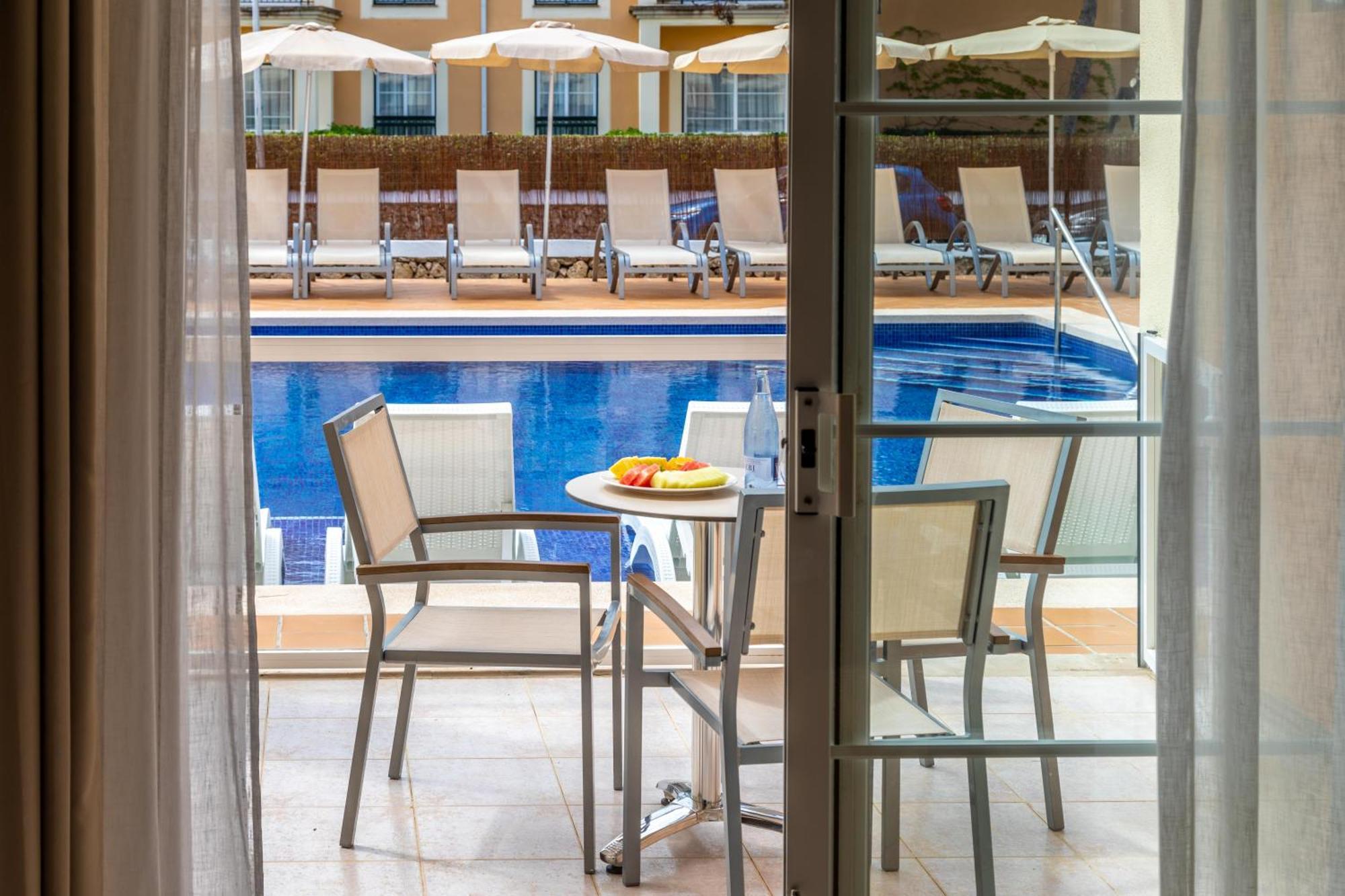 One Bedroom Swim Up Suite