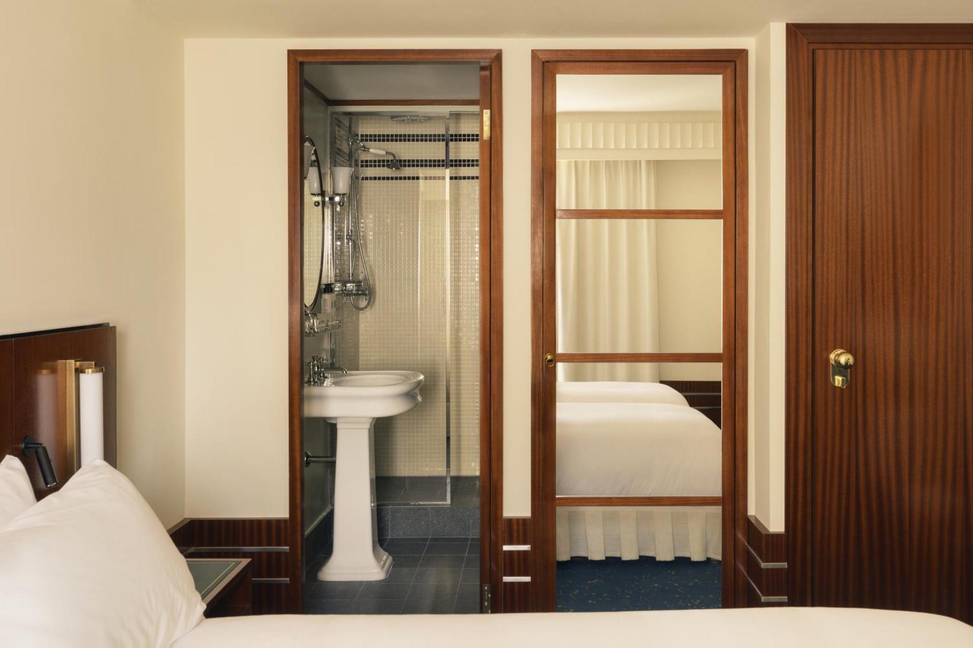 Interconnecting Queen Classic "Signature" Rooms