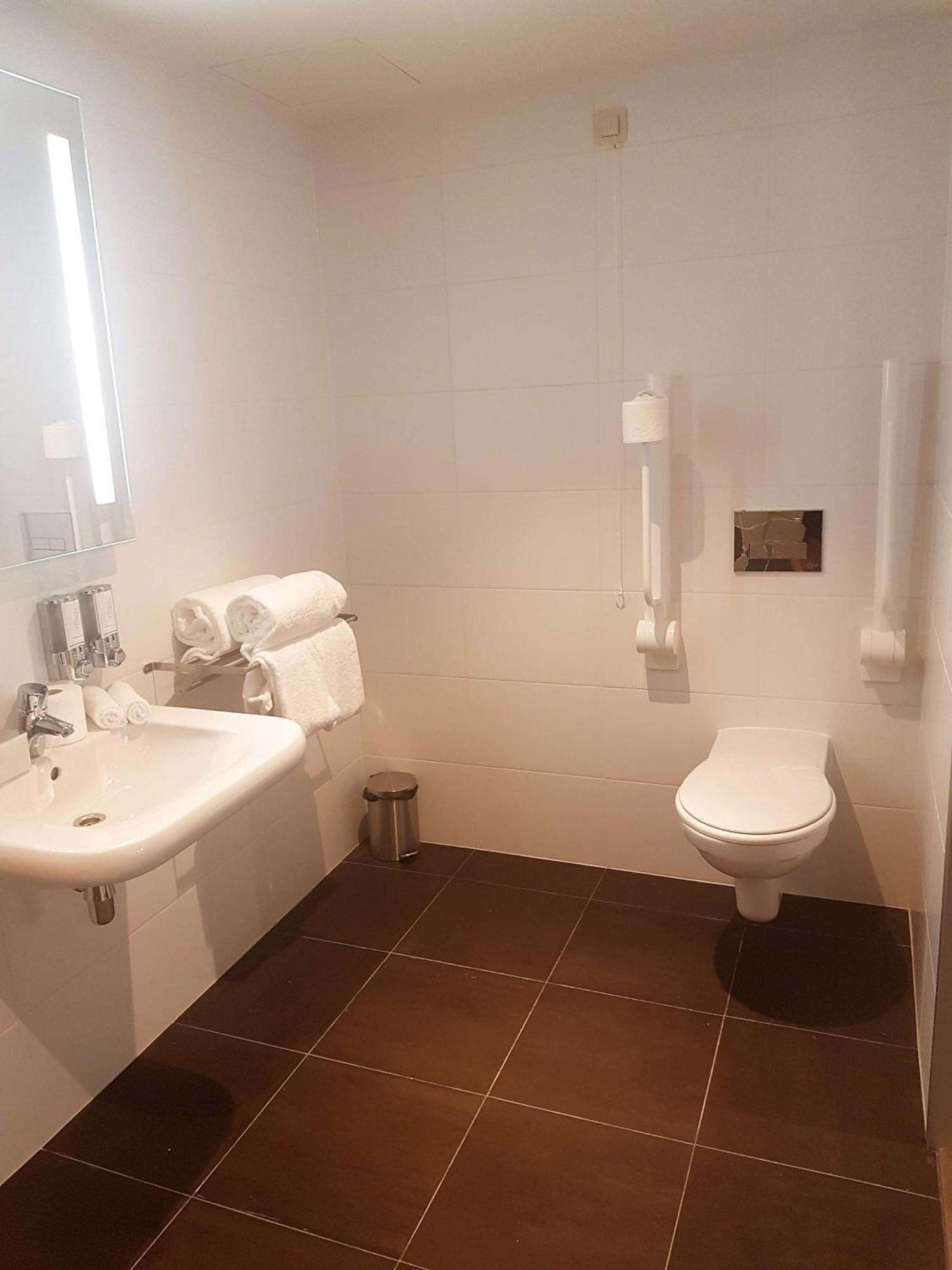 Chambre Lit King-Size - Accessible aux Personnes à Mobilité Réduite