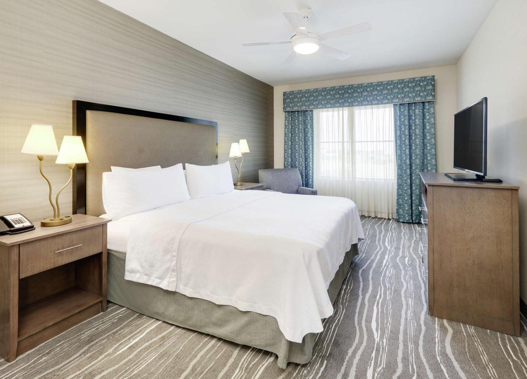 Two Bedroom Suite One King Two Queen Beds Non-Smoking,1552120300:JPEG