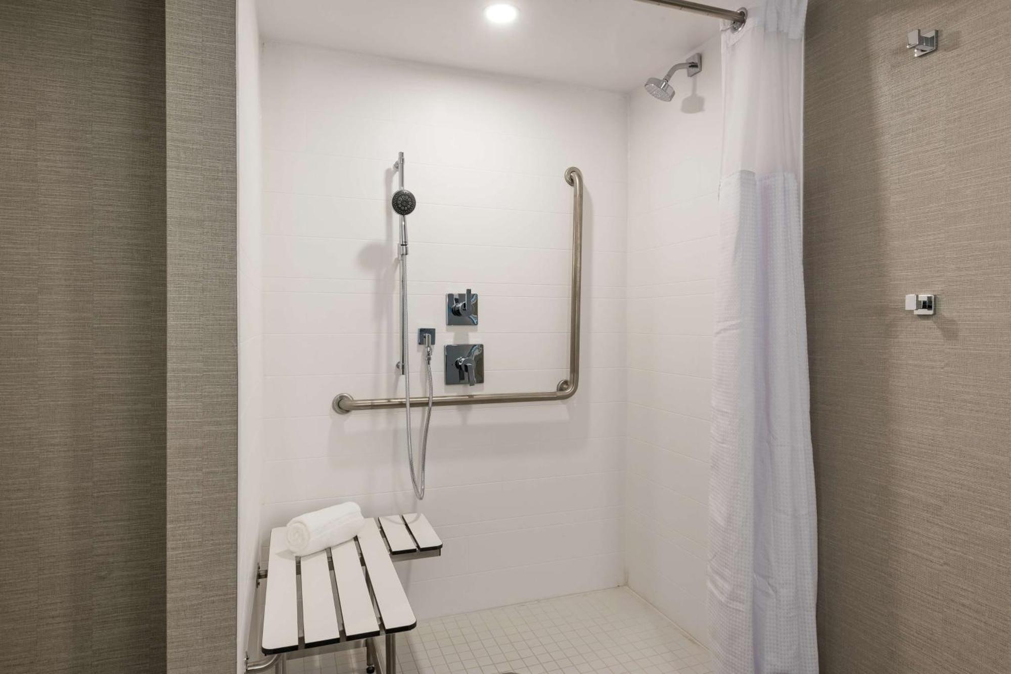 King Suite with Roll-In Shower - Mobility and Hearing Access/Non-Smoking,1552303438:JPEG