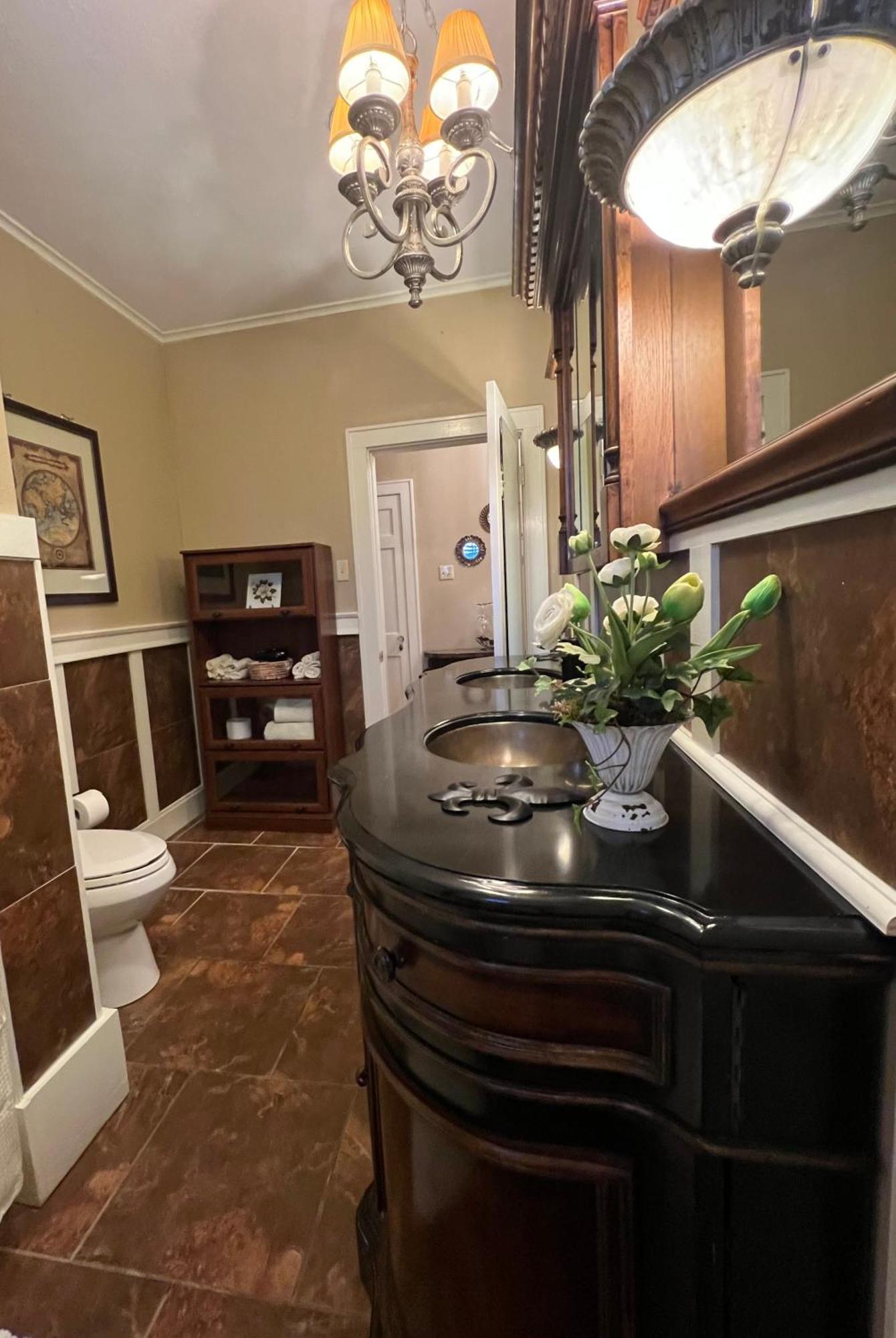 Deluxe Queen Suite