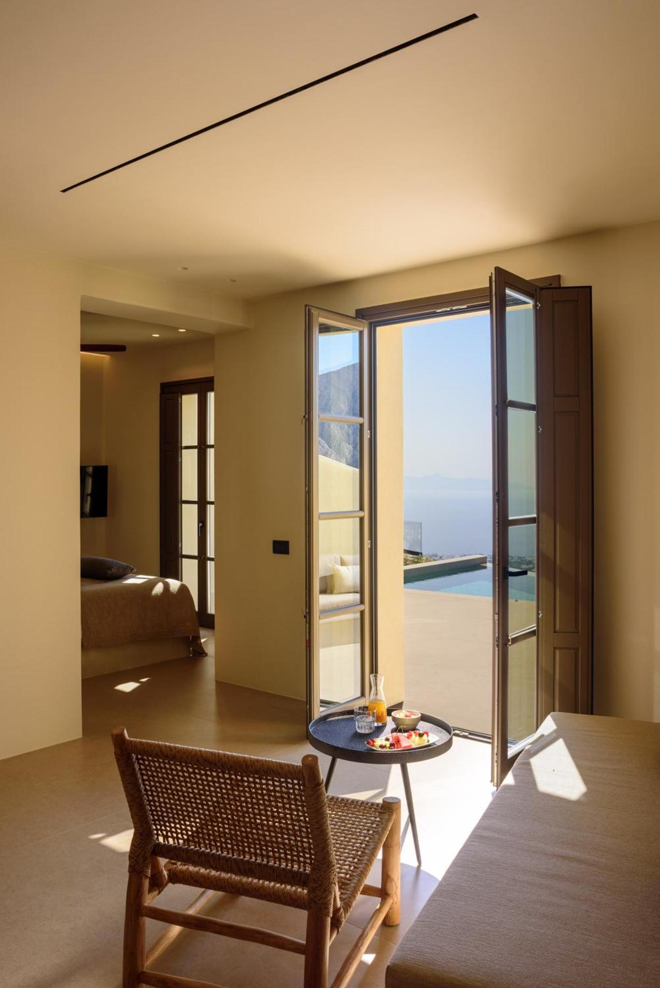 Senior Suite Heated Pool Sea View