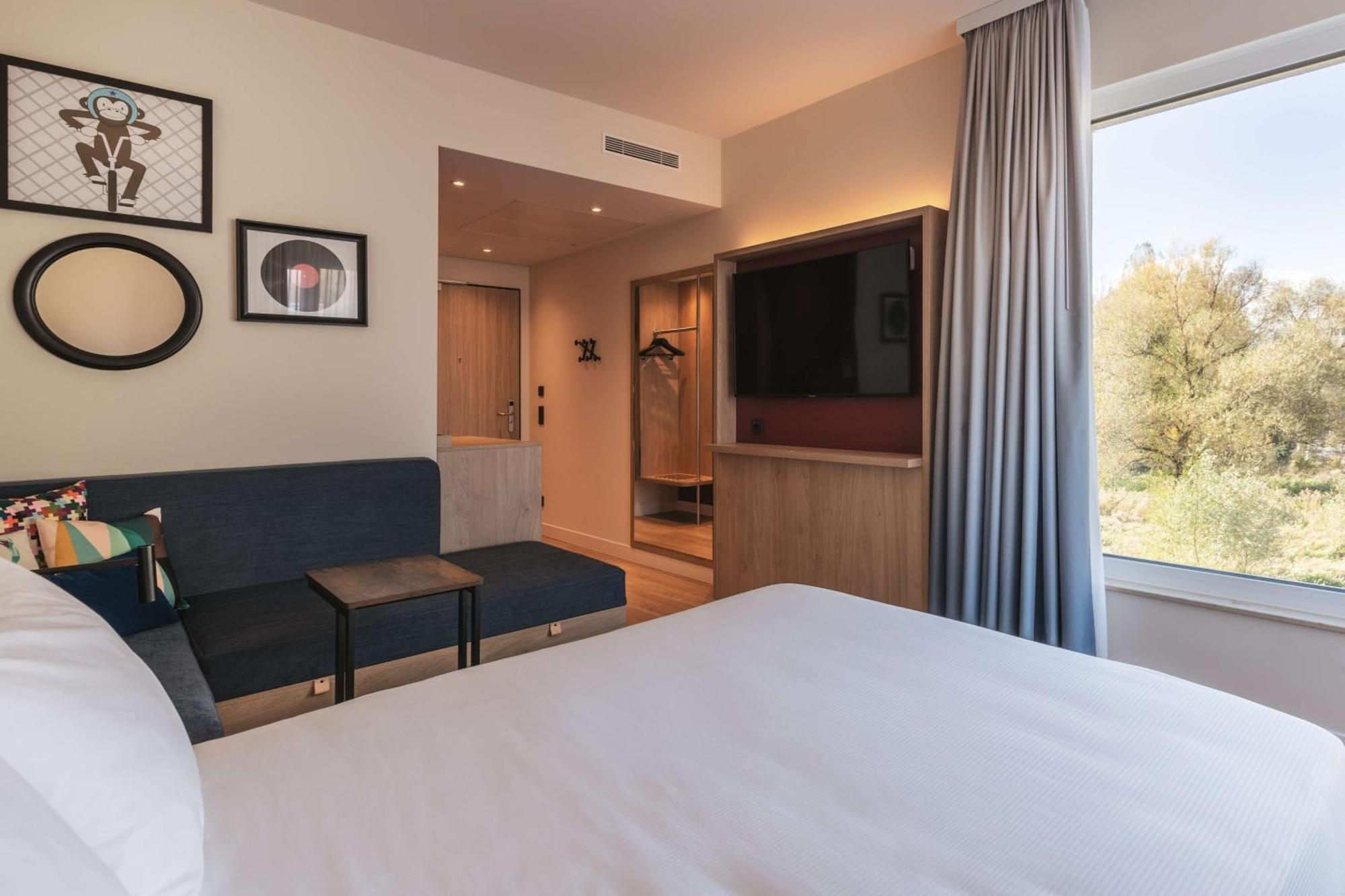 Chambre Lit Queen-Size avec Canapé-Lit