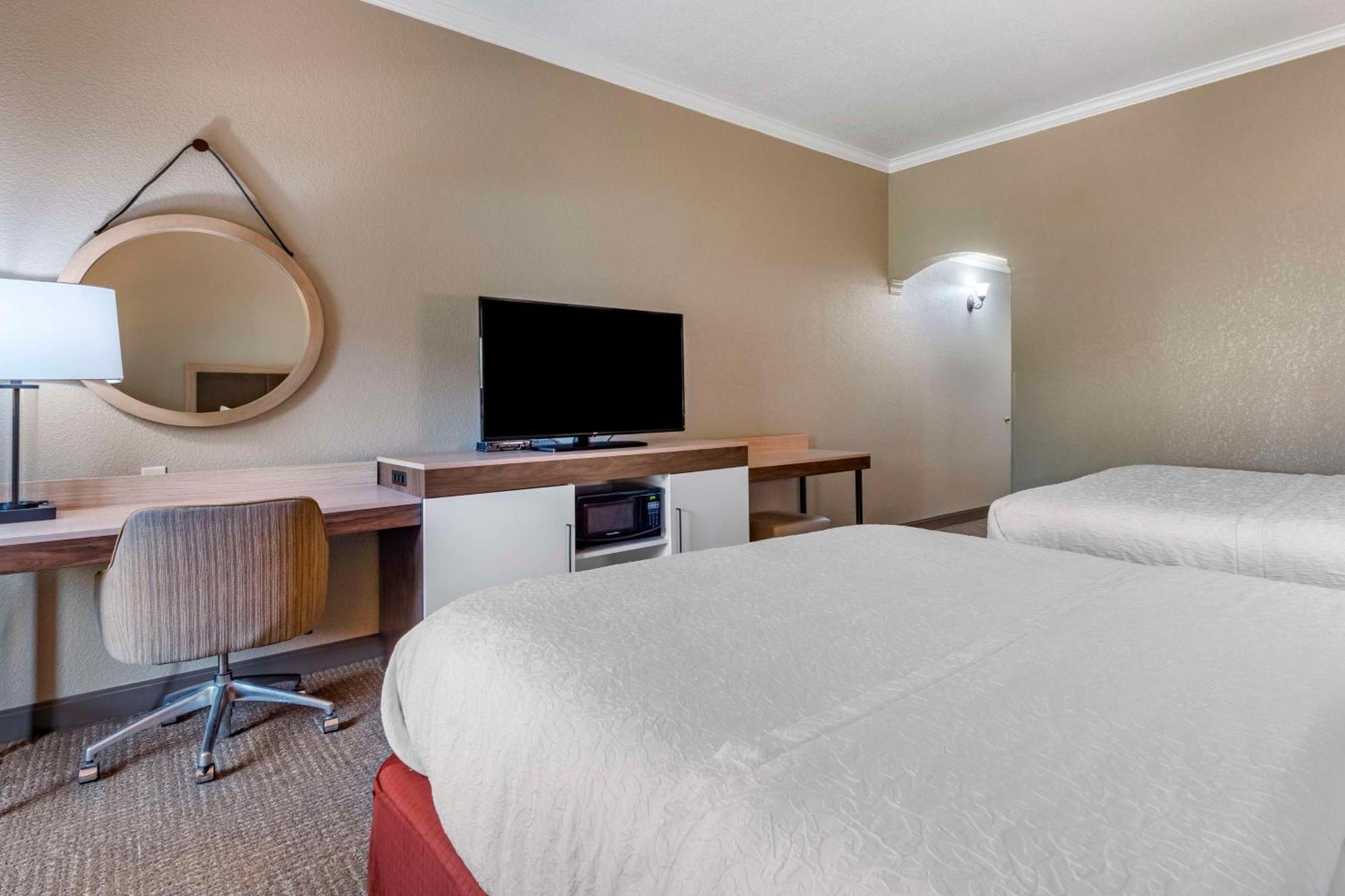 Queen Room with Two Queen Beds with City View,1557436228:JPEG