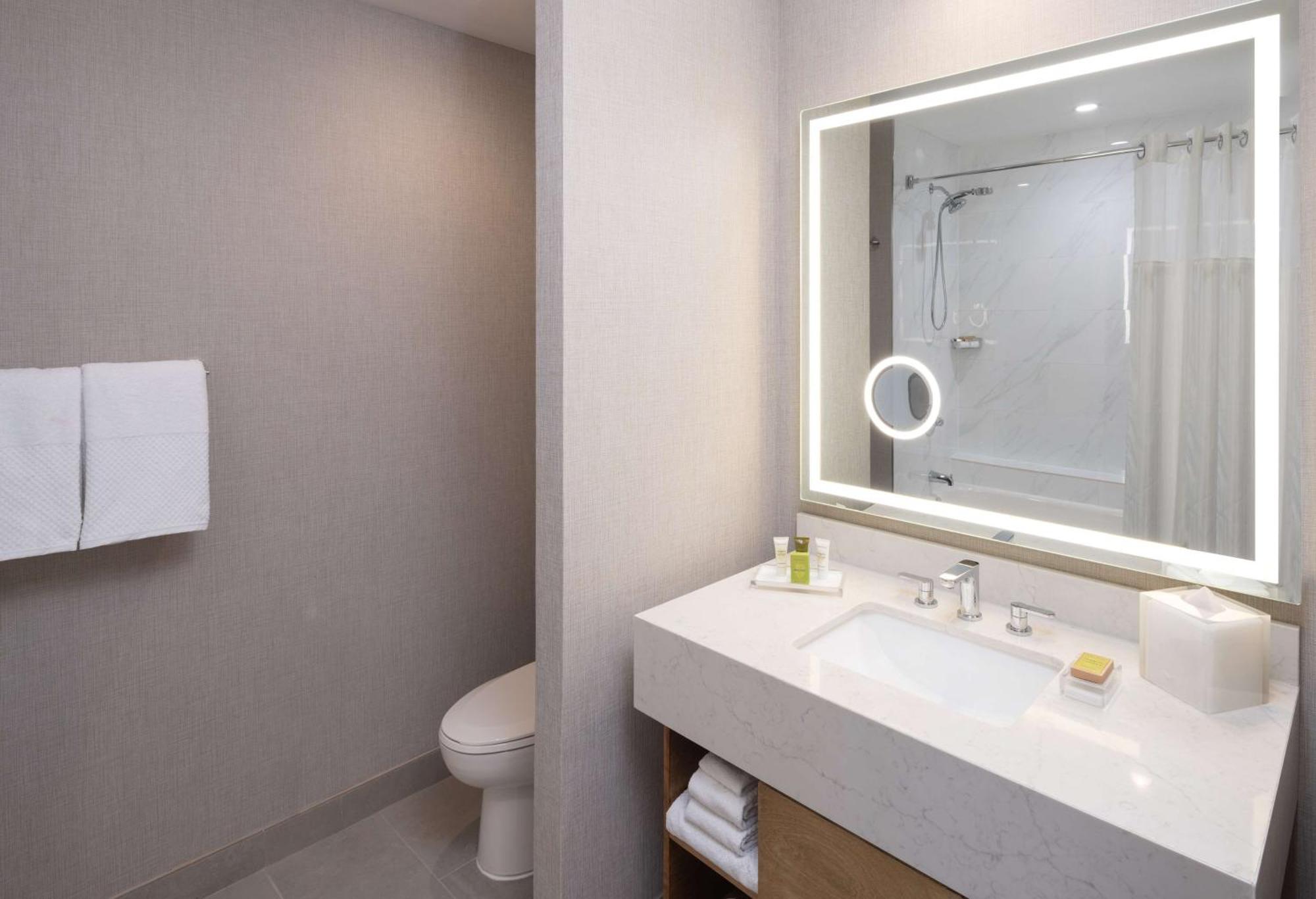 Quarto Queen com 2 Camas Queen-size e Banheira - Acessível para Hóspedes com Mobilidade Reduzida