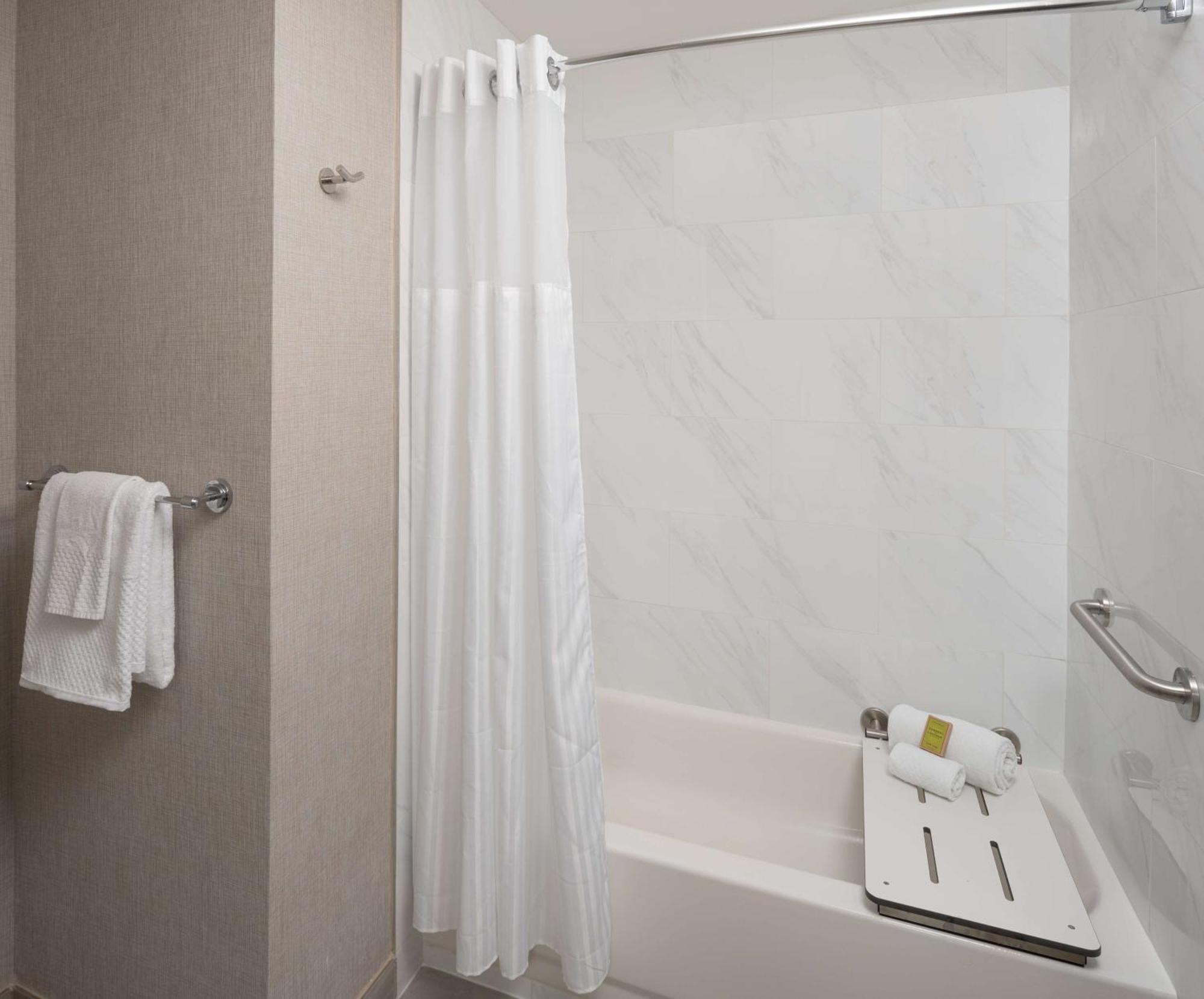 Queen Room Two Queen Beds Bath Tub Mobility Accessible