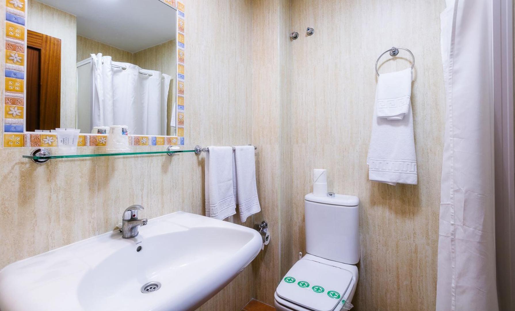 Family Room (4 Adults),1558128334:JPEG