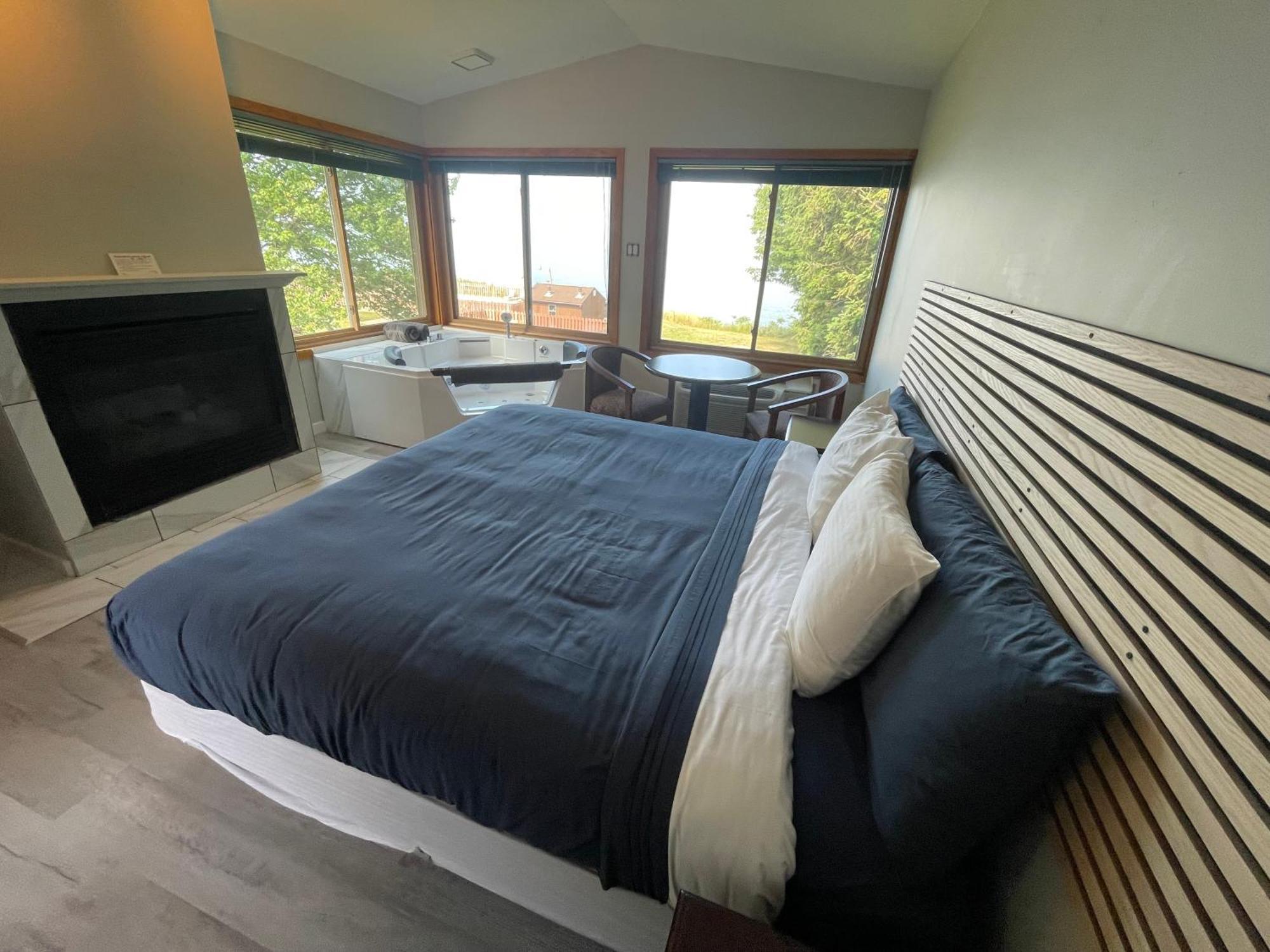 Deluxe King Room Lake View