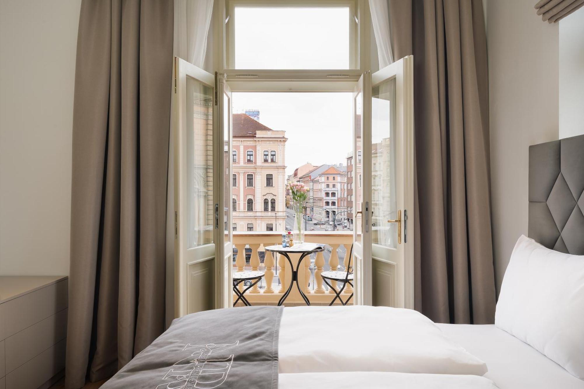 DELUXE Apartment balcony square view