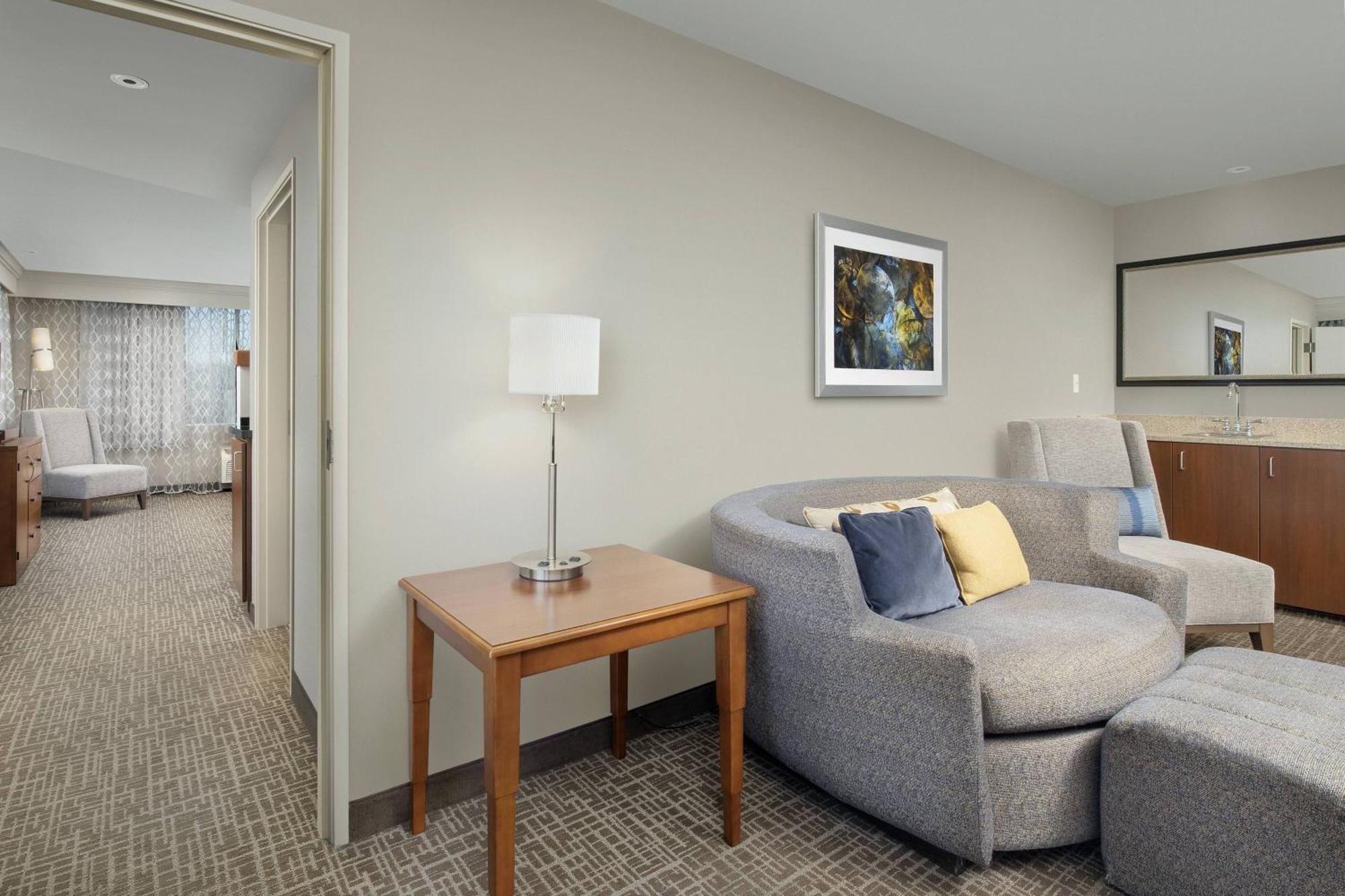 One-Bedroom Suite with Mountain View,1572661022:JPEG