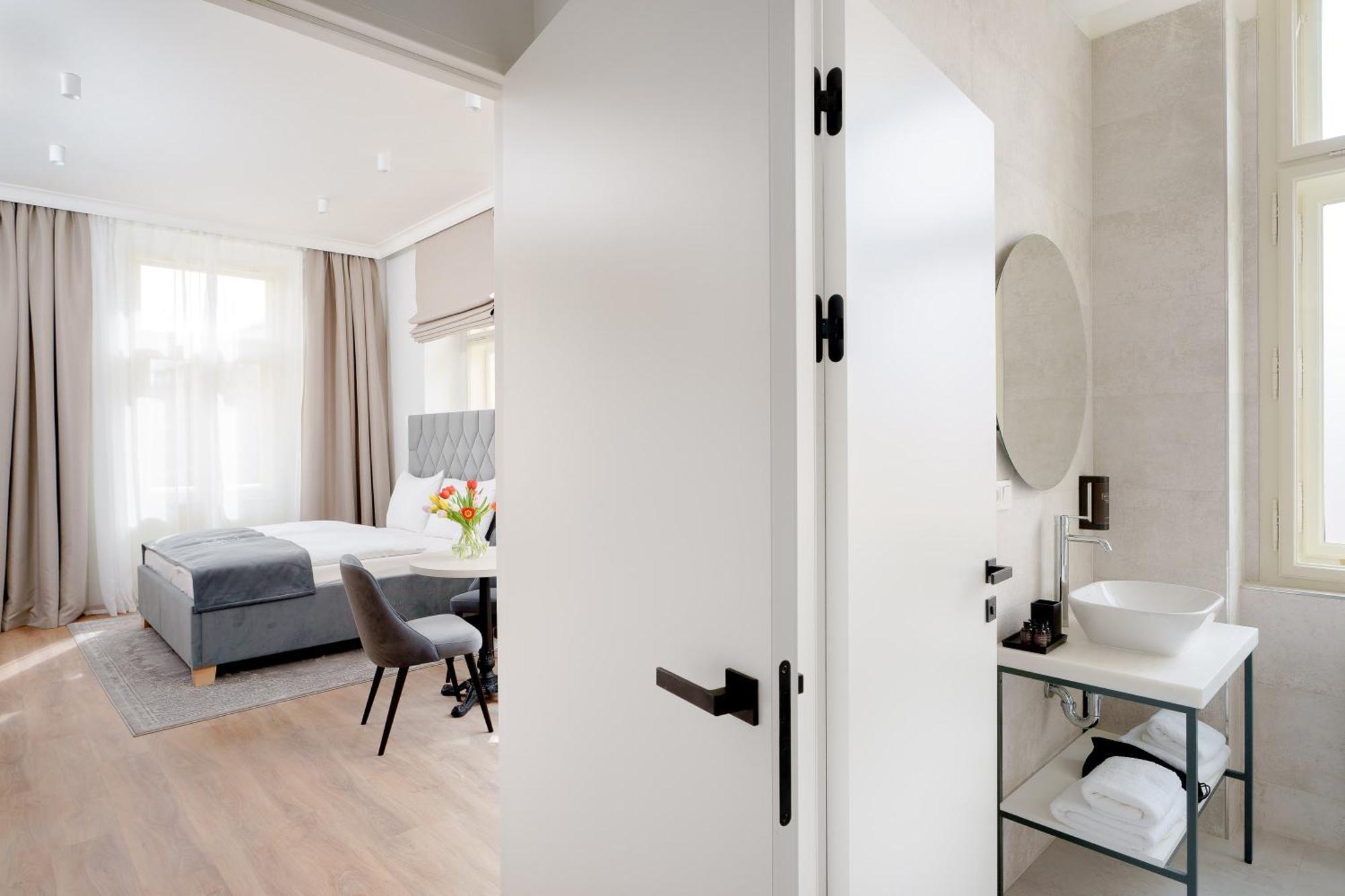 DELUXE Apartment balcony square view
