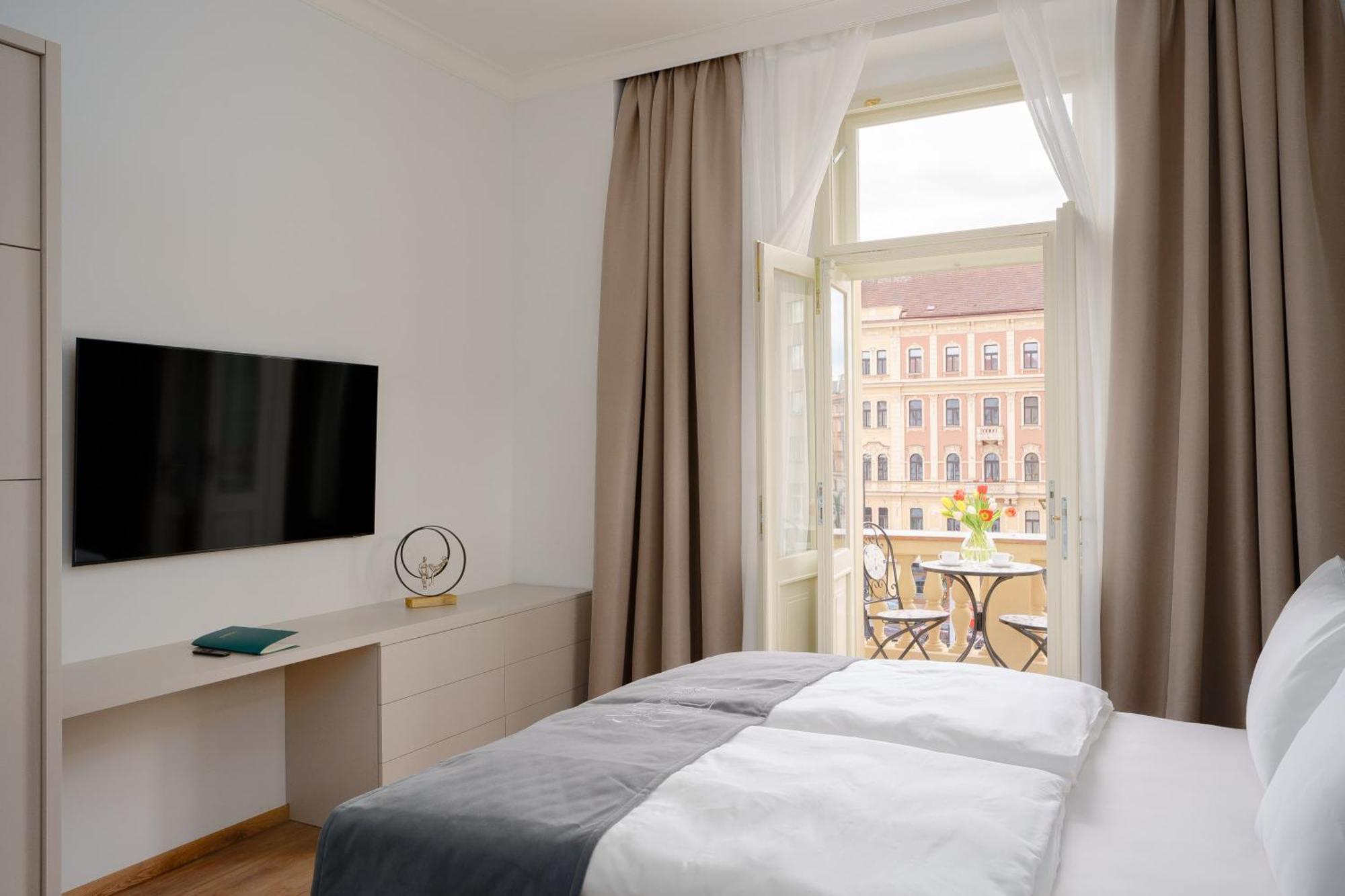 DELUXE Apartment balcony square view