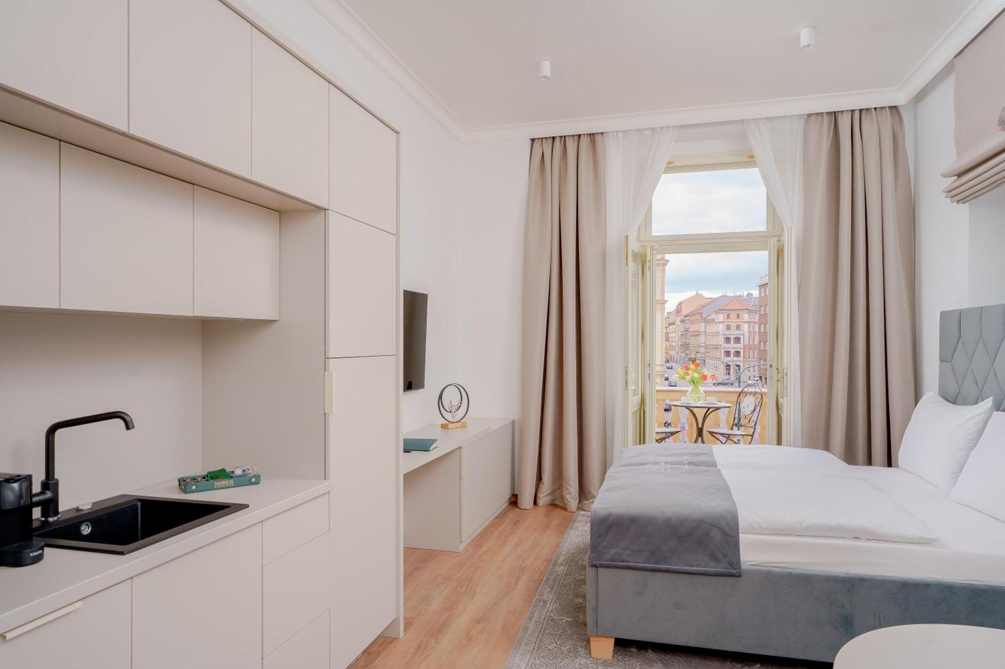 DELUXE Apartment balcony square view