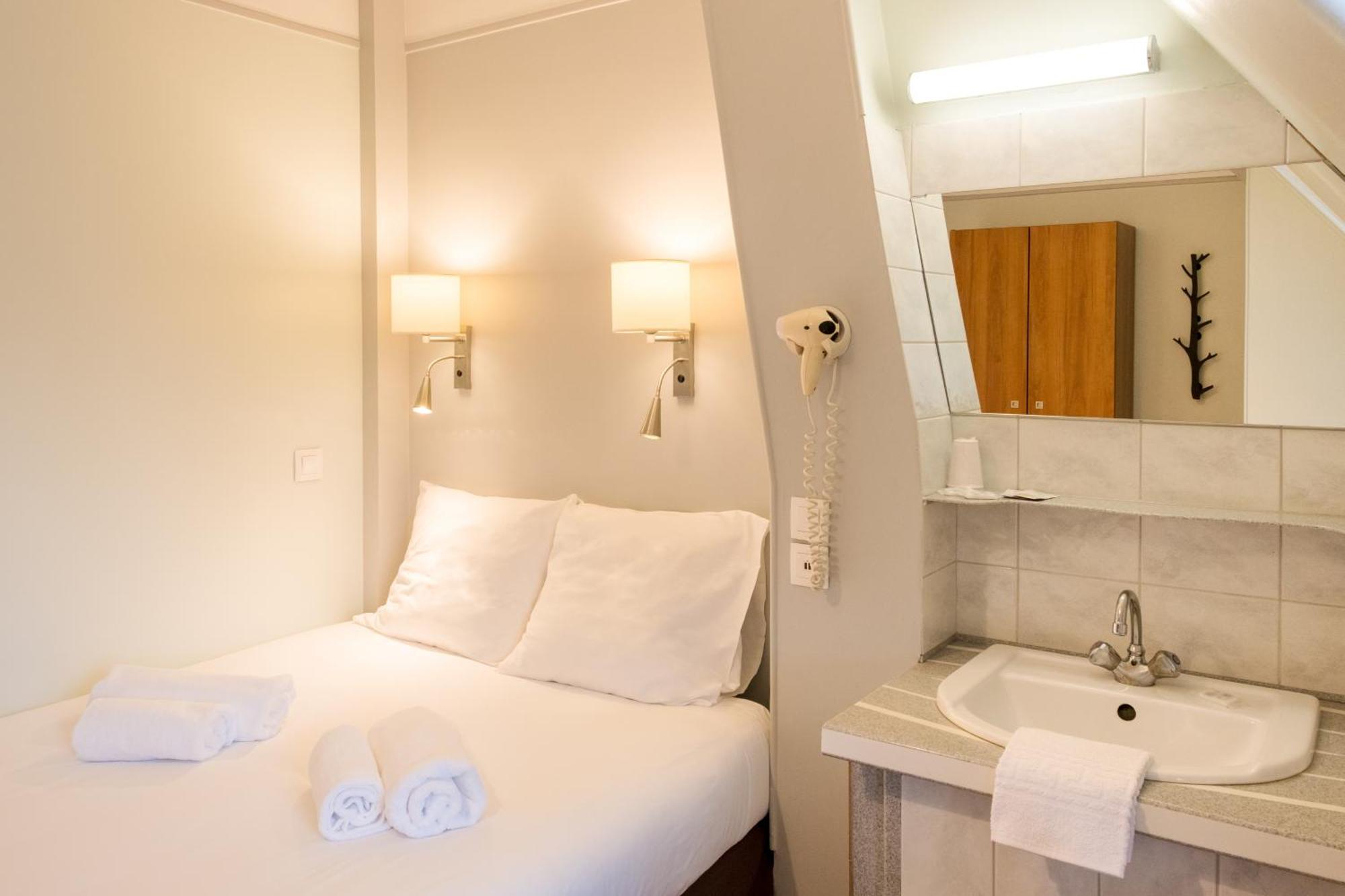 Double Room private Toilet shared shower on the floor