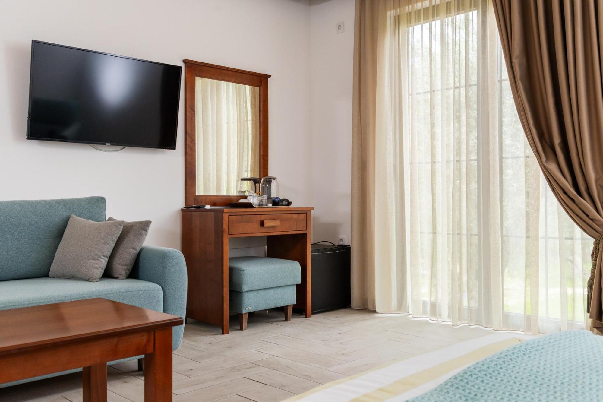 Deluxe Double Room (2 Adults + 1 Child),1584874779:JPEG