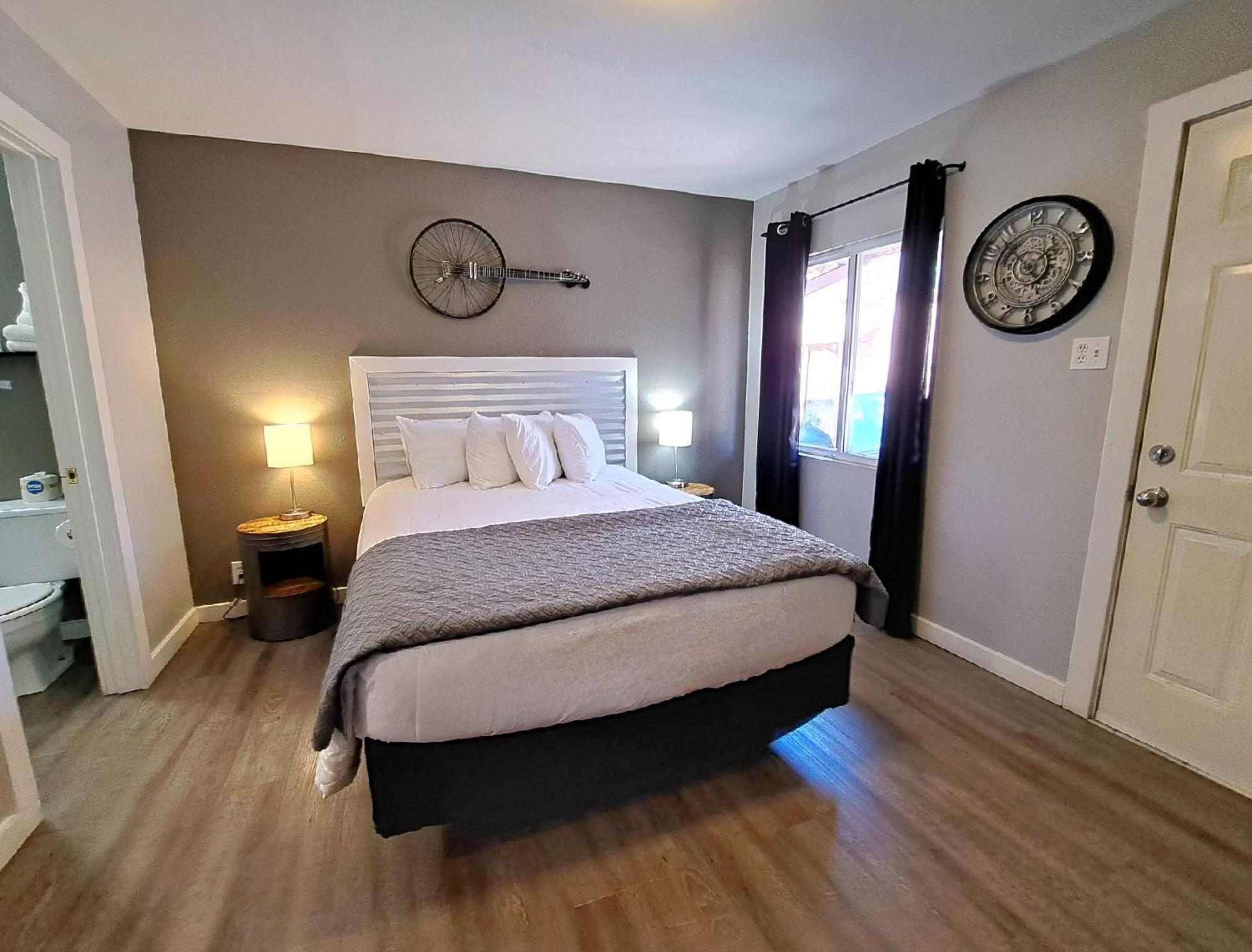 Deluxe Queen Room