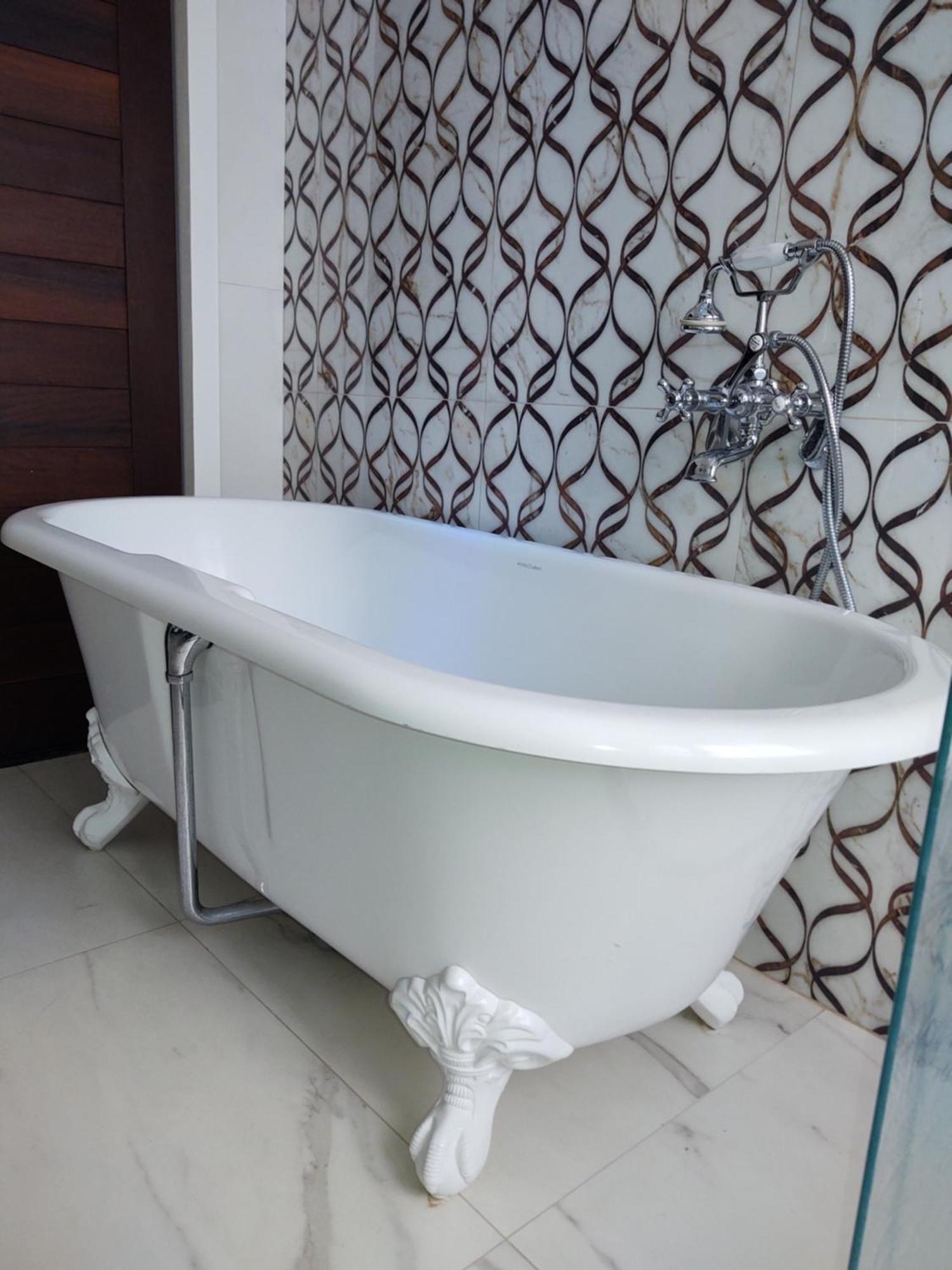 Master Double Room Bathtub