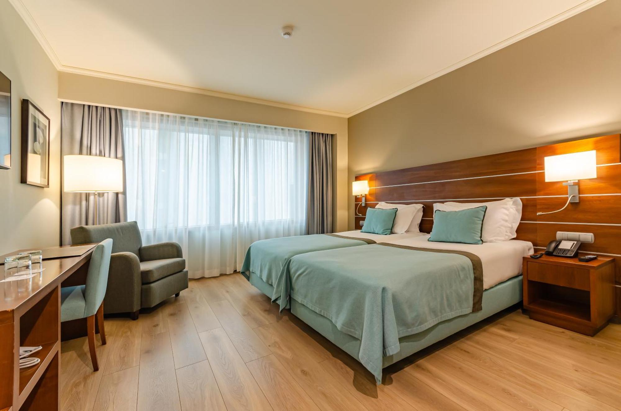 Oferta Especial - Quarto Executivo com 2 Camas de Solteiro