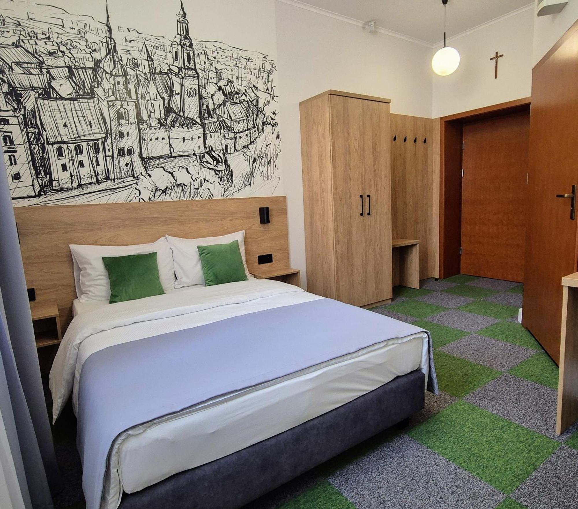 Standard Queen Room
