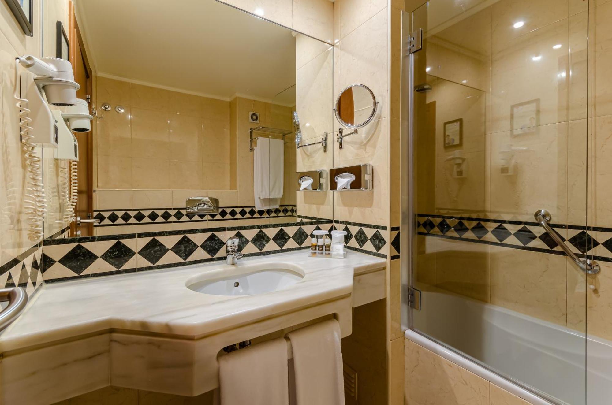 Oferta Especial - Quarto Standard com 2 Camas de Solteiro