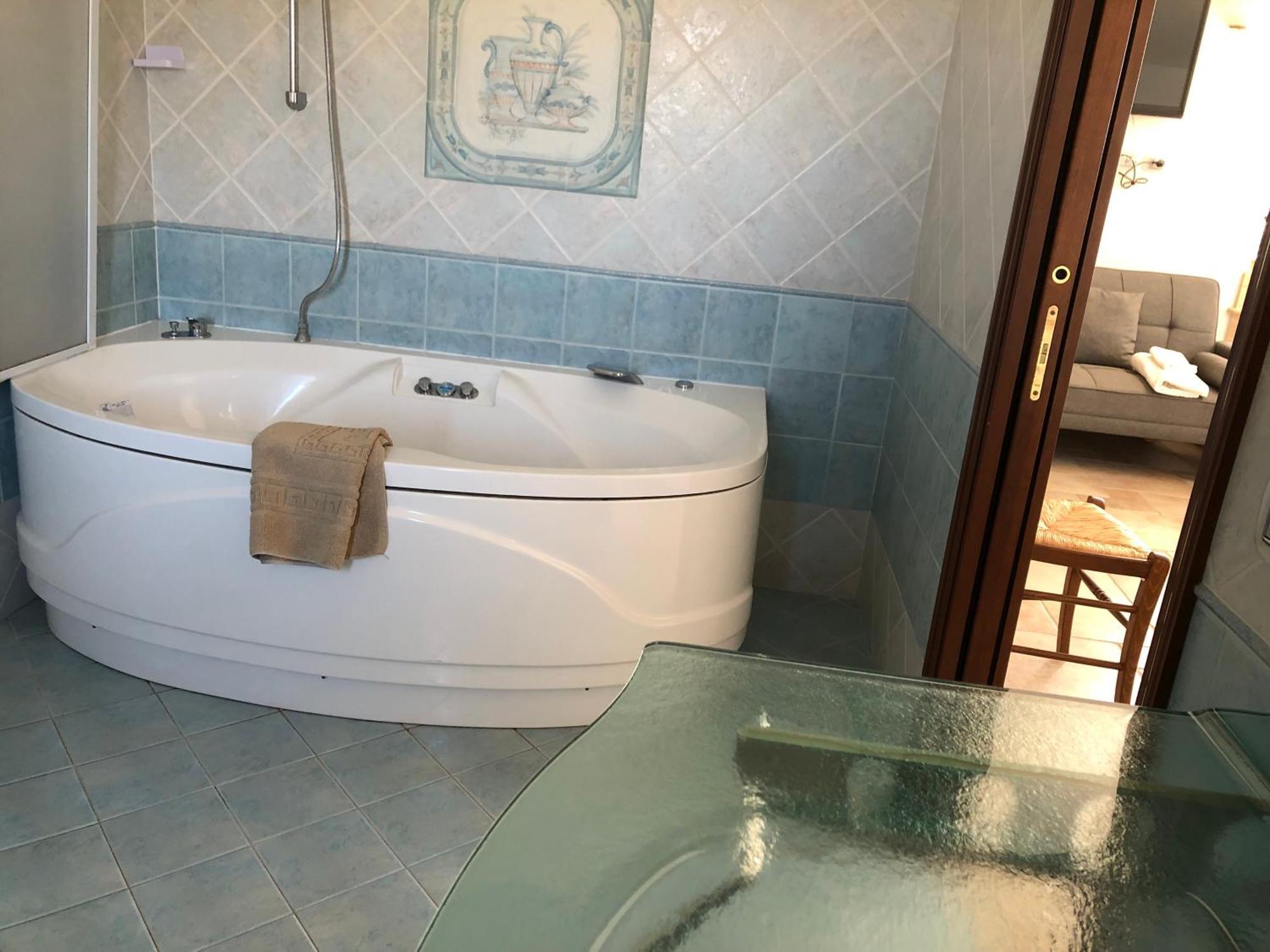 Deluxe Suite Spa Bath