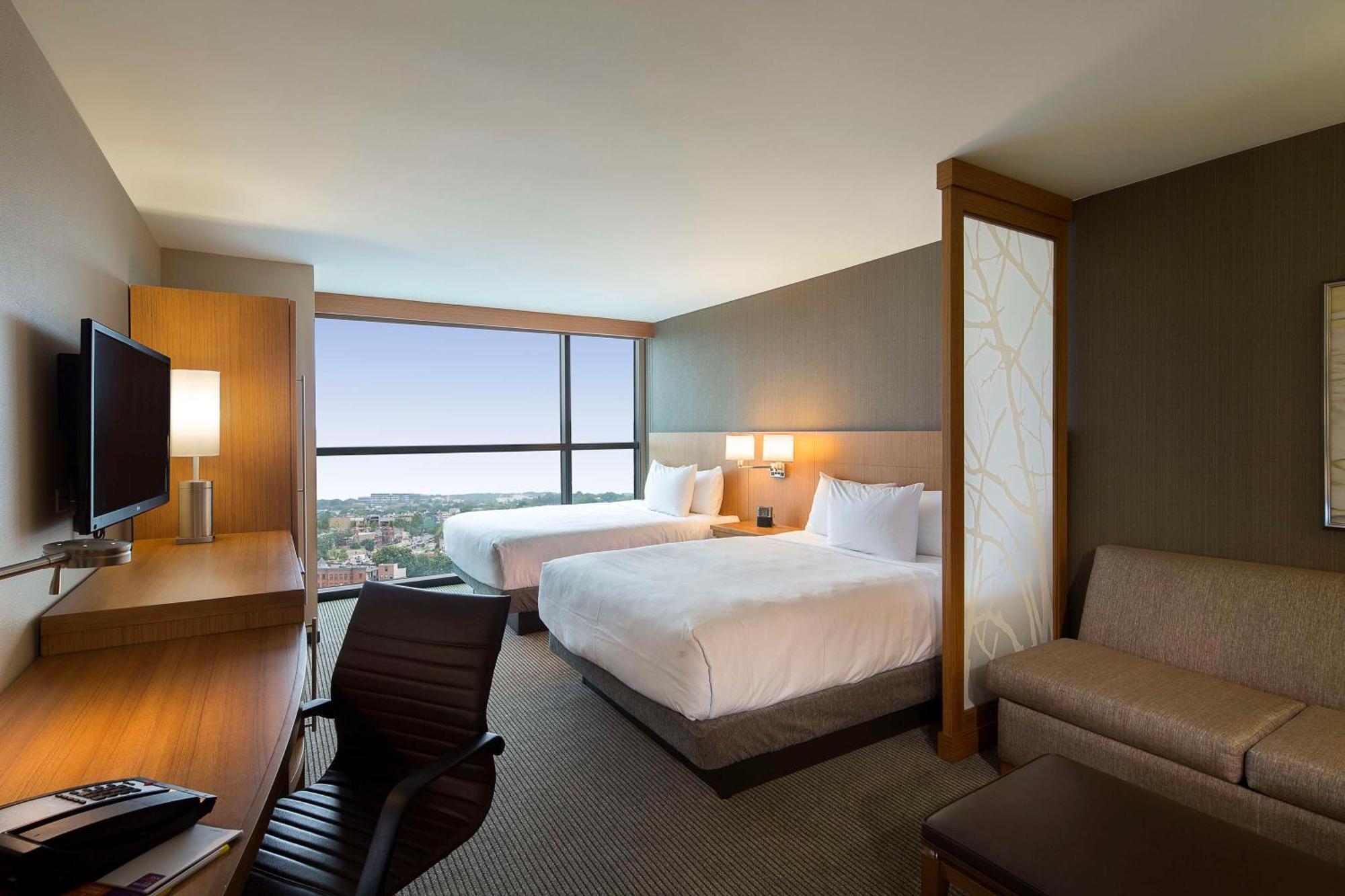 Queen Room with Two Queen Beds and Sofa Bed - High Floor,327564598:JPEG