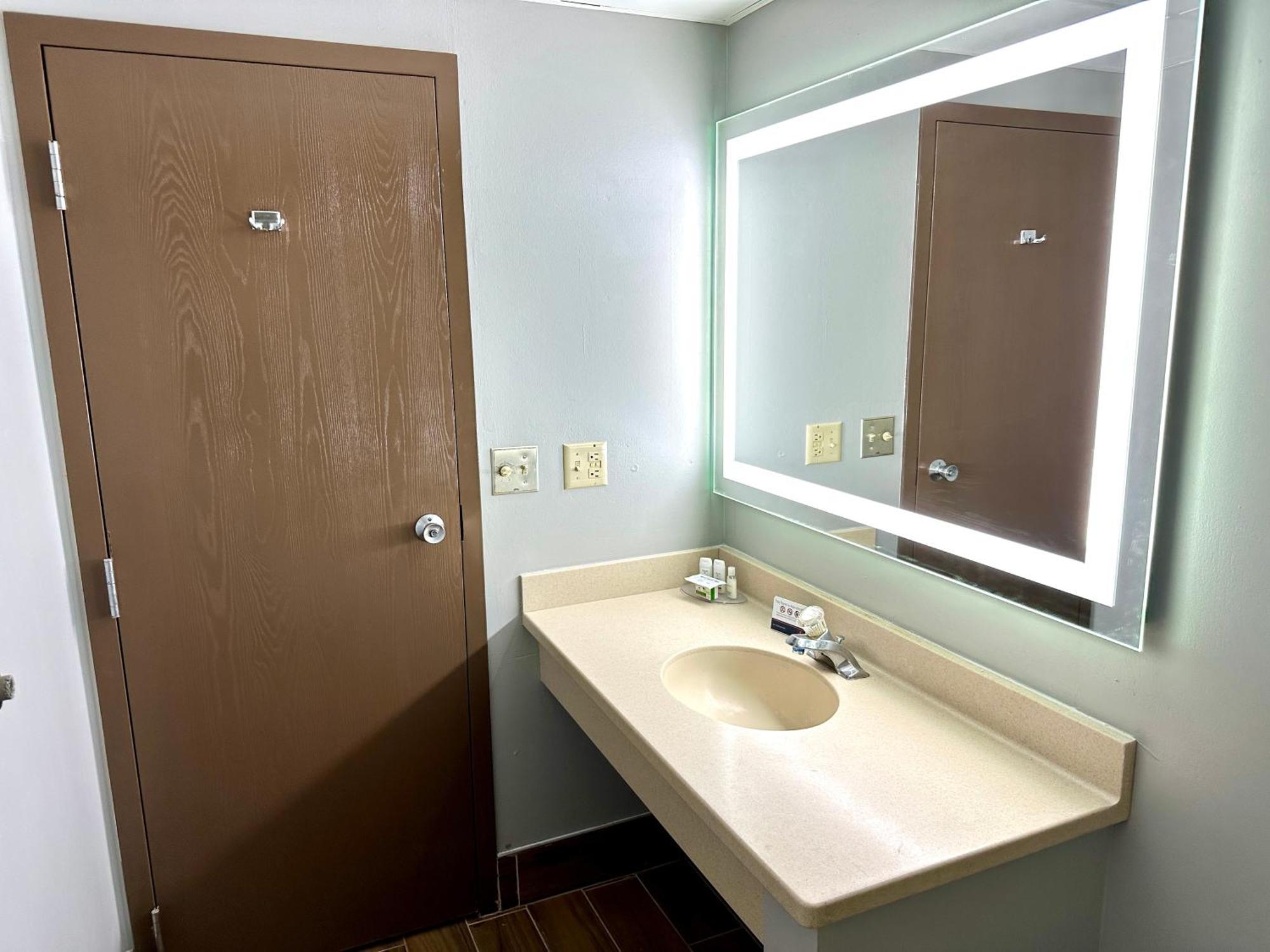 King Suite Jetted Tub Non-Smoking
